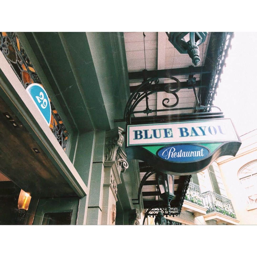 菊井彰子さんのインスタグラム写真 - (菊井彰子Instagram)「初めて #ディズニーランド の #カリブの海賊 のレストラン #bluebayou でdinner🍽 コースのみで前菜、メイン、デザートと選べるんやけどこんなに美味しいとは✨ サービスのパン美味しすぎておかわりしてお腹ポンポコリン。えっかちゃん予約してくれてありがとう。 他にもdinner前に 春巻き（エッグシュリンプ味） パンケーキ ポップコーン（ミルクチョコ味） チュロス（シナモン味） とたべてます。※一応4人でシェア 食い倒れディズニーでした❤️ 妊婦でも乗ることができるアトラクションが沢山あって楽しかった🤭私がコースター乗れなくて、みんなも乗らなくて申し訳なかったな。。。本当に妊娠中だからこそ気を使わない気心しれてるメンツで行けてよかった😭 そしてただでさえ、浮腫みっぱなしの足はダンボになったよ🐘w  #デブ活 #みるもの全部食べたいし美味しい #いきなりチキン  #まさに夢の国  #親友  #tokyodisneyland  #マタニティライフ  #妊婦生活  #プレママ」6月12日 16時20分 - yanakiku_kiku
