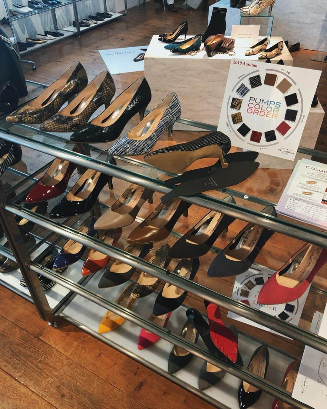 ANNA 杏奈さんのインスタグラム写真 - (ANNA 杏奈Instagram)「✈︎ 銀座ワシントンの展示会へ～👠 AWのshoes可愛かった🧡 お気に入りのshoesは黒のスタッズヒール💋 自分でカラー、ヒールがオーダーできるのもあったので今度オーダーするつもり～🕺 ・ ・ #ginza_Washington #washbuyers #washingtonshoes #銀座ワシントン #ootd #コーデ #モデル #ファッション #travel #旅行 #化粧  #model #coordinate #ヨガ #yoga  #東京 #fashion  #tokyo #trip #travel #tbt #hawaii #waikiki #official #客室乗務員」6月12日 16時22分 - anna_maria_end18