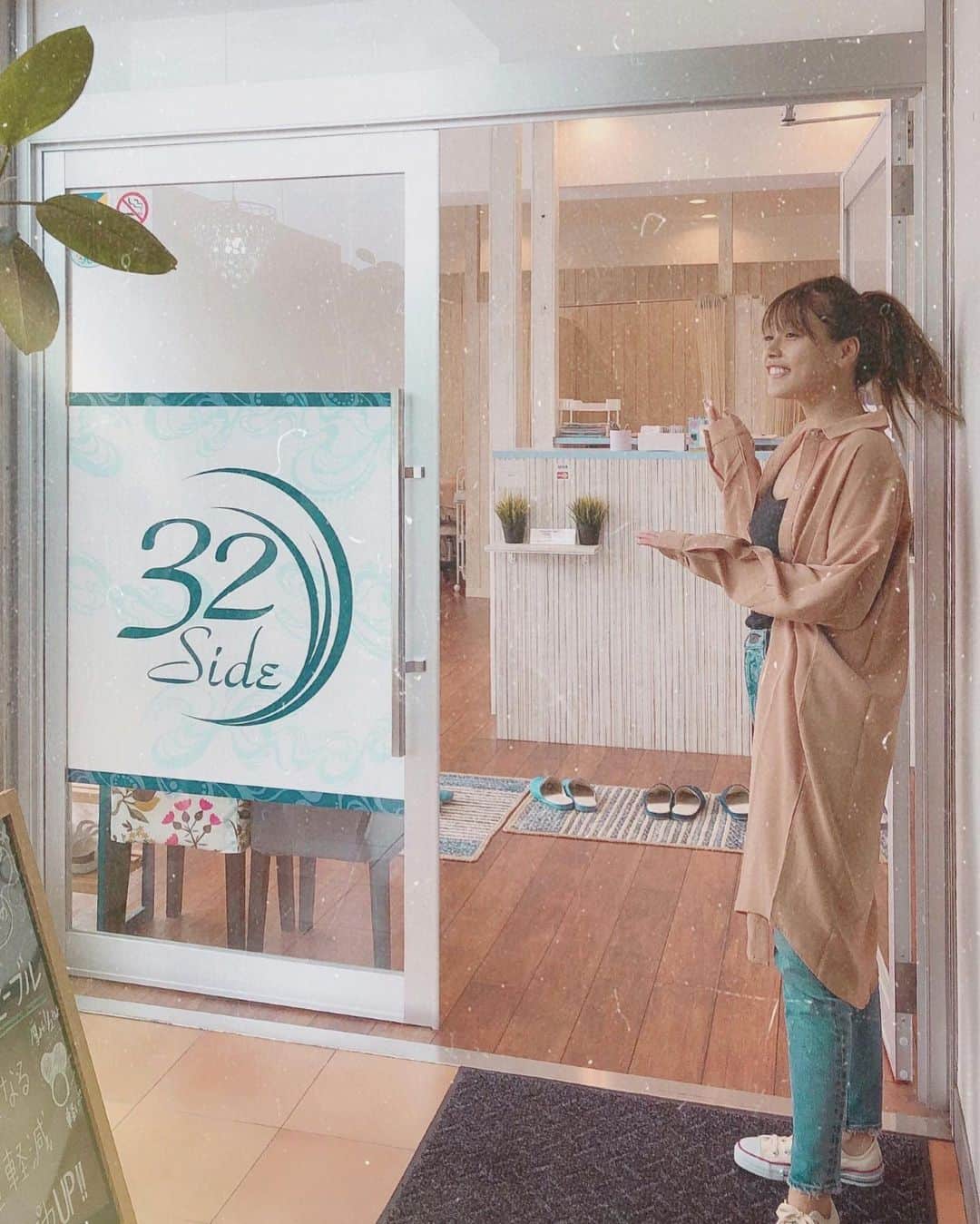 のインスタグラム：「👶🏽🌼 . @32side_sonicfit に行ってきたよ♡ . スッピンで髪の毛跳ねてキメてる写真お届け✌︎ . 詳細はストーリーみてね!!! 本当に顔まわりスッキリして最高です💆🏽‍♀️ . outer @sunvivian.jp だよ☺︎ . ここのブランドほんまに全部可愛いねん このシャツも今の時期サラッと羽織れちゃうからとってもお気に入りなんです💕💕 . #❤︎❤︎❤︎」