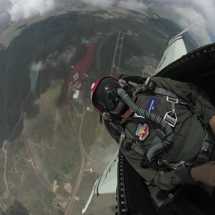 ミカエラ・シフリンのインスタグラム：「I think I'm still recovering from that flight with the Air Force Thunderbirds Memorial Day week. 🙃 I know I promised you all an edit, so here’s a little footage from inside the F-16...doesn't truly do the experience justice, but gives you a little idea of what it was like to cruise through the clouds. 9 Gs?! Mind still blown. 🤯 Full edit with 360 footage on my Facebook - so check it out there! Thank you again, @af_academy! 🎥: @afthunderbirds @usskiteam 🇺🇸🌟@teamusa」