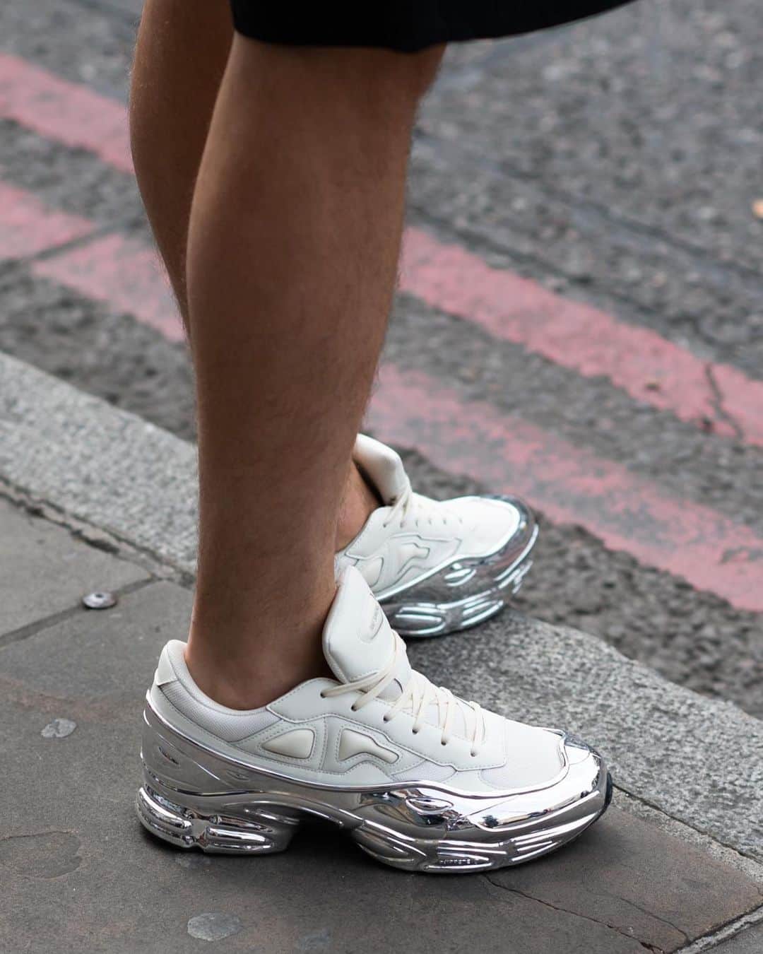 GQ JAPANさんのインスタグラム写真 - (GQ JAPANInstagram)「6月8日から10日まで開催された2020年春夏シーズンの「ロンドンファッションウィーク・メンズ」🇬🇧 ロンドンのストリートを行き来するファッション業界人の足元をチェックして、今期のスタイリングのヒントを見つけよう👟🧐 #スニーカー #2020年春夏 #ロンドンファッションウィーク #Sneakers #Kicks #20SS #londonfashionweekmens #lfm  Words: Winsome Li@GQ @li.winsome_gqjapan  Photos: Andrew Barber @omnistyle」6月12日 16時31分 - gqjapan