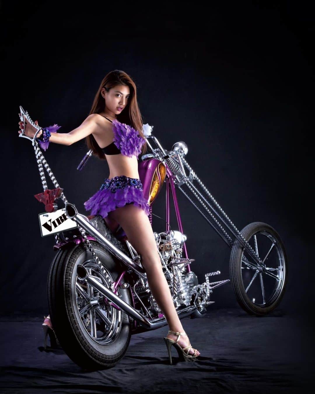 青山めぐさんのインスタグラム写真 - (青山めぐInstagram)「🕺🏽🔥🕺🏽🔥 #バイブズ #ハーレー #ハーレーダビッドソン #チョッパー #バイク #バイクマガジン #紫 #パープル #シルバー #雑誌 #VIBES #harleydavidson #bike #chopper #magazine #purple #silver」6月12日 16時46分 - megu_19880928