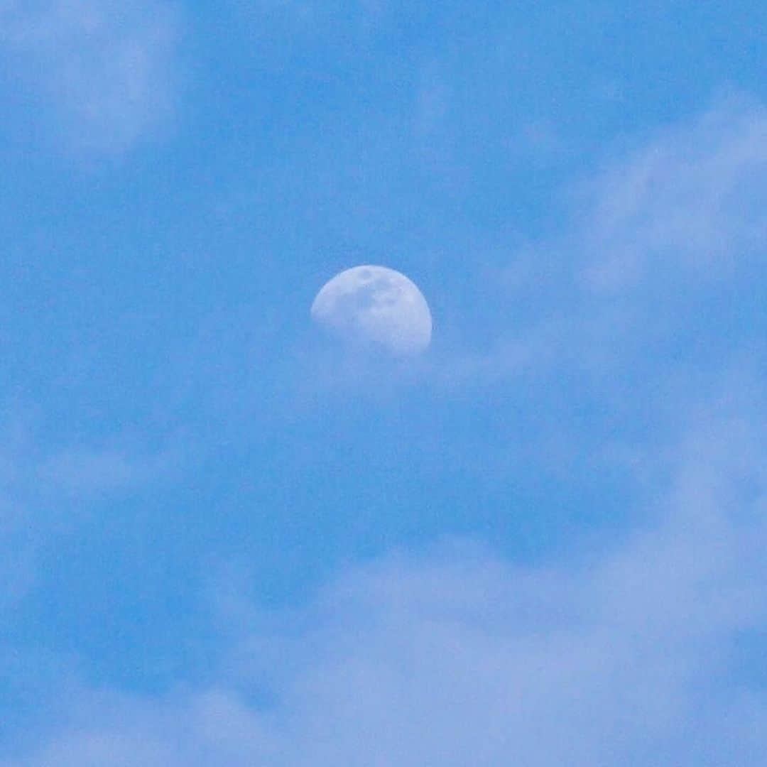 のインスタグラム：「寝室から月がみえた（笑）watching the moon from my room right now😂 ดูจันทร์แล้วนึกถึงเพลงอะไร #themoon #moon #月 #綺麗 #可愛い #fantasticuniverse #the earth #空 #好き #望遠レンズ が欲しい #neednewlens」