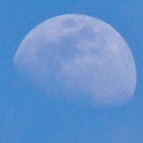 志摩マキさんのインスタグラム写真 - (志摩マキInstagram)「寝室から月がみえた（笑）watching the moon from my room right now😂 ดูจันทร์แล้วนึกถึงเพลงอะไร #themoon #moon #月 #綺麗 #可愛い #fantasticuniverse #the earth #空 #好き #望遠レンズ が欲しい #neednewlens」6月12日 16時47分 - makishimaaa