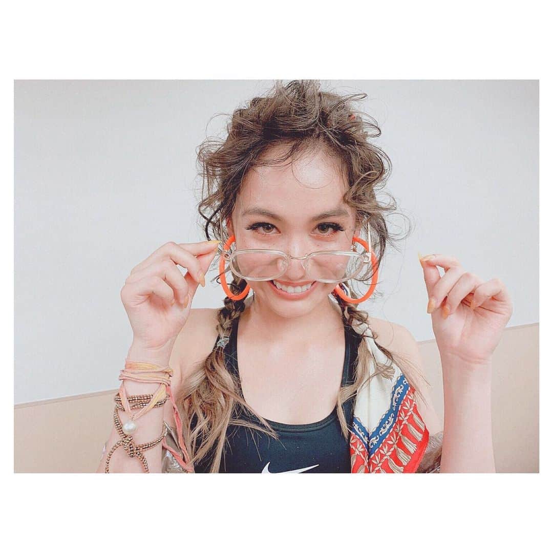 前原穂高のインスタグラム：「昨日はDREAM PLUS 2019でした！ 久しぶりの武道館でのヘアショー😍 楽しかったぜー！ テーマはLA girl✨ ふわふわに巻いたスタイリングから ステージ上でスカーフを編み込んだよ〜 モデルの @ami__angel ありがとう👍 ㅤㅤㅤ @napla_official #ドリプラ2019 #ヘア #ヘアカラー #ヘアアレンジ #ヘアスタイル #ヘアメイク #ヘアセット #アレンジ #スタイリング #ほだかっと #ほだからー #ヘアサロン #サロン #美容室 #hair #hairstyle #haircolor #モデル @vvvvvvioletttttt  @vvvvvviolet_nagoya  #美容室violet #スティーブンノルコンテスト #LadyinNY #スティーブンノル #STEPHENKNOLL」