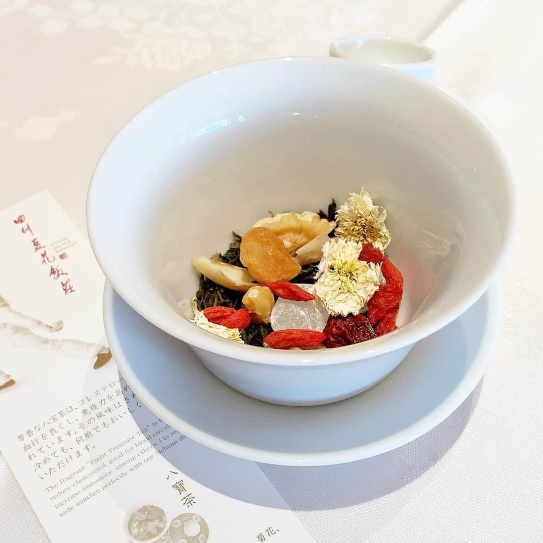 mizutamaさんのインスタグラム写真 - (mizutamaInstagram)「机の上に文房具がいっぱ〜い﻿ しあわせな眺め。﻿ ごちゃつくほどワクワクする！﻿ ﻿ あ、右下のチョコは撮影が終わったら﻿ スタッフが美味しくいただきます。のやつです🍫😋👍✨﻿ ﻿ 著書の撮影と、﻿ 諸々の打合せを詰め込んで東京に来ておりました。﻿ かわいい写真も撮れたし、﻿ これからのワクワクな打合せもできました。﻿ mizutamaさん頑張ります💪✨。﻿ ﻿ お昼に新丸ビルで飲んだ中国茶が美味しかった〜﻿ 高いところから注いでくれるあれでした✨。﻿ ﻿ ムーミンの缶バッジは﻿ いつも東京に来たら﻿ 東京駅のムーミンショップで毎回１つずつ買うやつ〜。﻿ 何が出るかわからないタイプのものですが﻿ また同じのでた(笑)。﻿ ムーミンハウス好きだからOK♡﻿ 刺繍でかわいいよね〜﻿ ﻿ ﻿ ﻿ ﻿ ﻿ #文房具 ﻿﻿#文具 #文房具好き﻿﻿﻿﻿﻿﻿﻿﻿﻿﻿﻿ #mizutama﻿﻿﻿﻿﻿﻿﻿ #撮影 ﻿ #stationery﻿﻿﻿﻿﻿ #stationerylove﻿﻿﻿﻿﻿﻿﻿﻿﻿﻿﻿ ﻿」6月12日 16時49分 - mizutamahanco