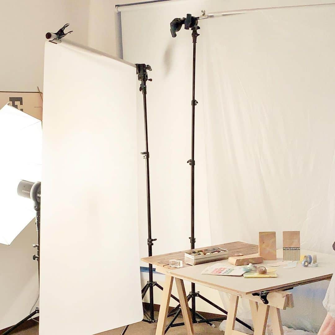 mizutamaさんのインスタグラム写真 - (mizutamaInstagram)「机の上に文房具がいっぱ〜い﻿ しあわせな眺め。﻿ ごちゃつくほどワクワクする！﻿ ﻿ あ、右下のチョコは撮影が終わったら﻿ スタッフが美味しくいただきます。のやつです🍫😋👍✨﻿ ﻿ 著書の撮影と、﻿ 諸々の打合せを詰め込んで東京に来ておりました。﻿ かわいい写真も撮れたし、﻿ これからのワクワクな打合せもできました。﻿ mizutamaさん頑張ります💪✨。﻿ ﻿ お昼に新丸ビルで飲んだ中国茶が美味しかった〜﻿ 高いところから注いでくれるあれでした✨。﻿ ﻿ ムーミンの缶バッジは﻿ いつも東京に来たら﻿ 東京駅のムーミンショップで毎回１つずつ買うやつ〜。﻿ 何が出るかわからないタイプのものですが﻿ また同じのでた(笑)。﻿ ムーミンハウス好きだからOK♡﻿ 刺繍でかわいいよね〜﻿ ﻿ ﻿ ﻿ ﻿ ﻿ #文房具 ﻿﻿#文具 #文房具好き﻿﻿﻿﻿﻿﻿﻿﻿﻿﻿﻿ #mizutama﻿﻿﻿﻿﻿﻿﻿ #撮影 ﻿ #stationery﻿﻿﻿﻿﻿ #stationerylove﻿﻿﻿﻿﻿﻿﻿﻿﻿﻿﻿ ﻿」6月12日 16時49分 - mizutamahanco
