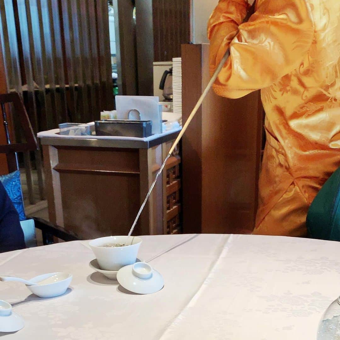 mizutamaさんのインスタグラム写真 - (mizutamaInstagram)「机の上に文房具がいっぱ〜い﻿ しあわせな眺め。﻿ ごちゃつくほどワクワクする！﻿ ﻿ あ、右下のチョコは撮影が終わったら﻿ スタッフが美味しくいただきます。のやつです🍫😋👍✨﻿ ﻿ 著書の撮影と、﻿ 諸々の打合せを詰め込んで東京に来ておりました。﻿ かわいい写真も撮れたし、﻿ これからのワクワクな打合せもできました。﻿ mizutamaさん頑張ります💪✨。﻿ ﻿ お昼に新丸ビルで飲んだ中国茶が美味しかった〜﻿ 高いところから注いでくれるあれでした✨。﻿ ﻿ ムーミンの缶バッジは﻿ いつも東京に来たら﻿ 東京駅のムーミンショップで毎回１つずつ買うやつ〜。﻿ 何が出るかわからないタイプのものですが﻿ また同じのでた(笑)。﻿ ムーミンハウス好きだからOK♡﻿ 刺繍でかわいいよね〜﻿ ﻿ ﻿ ﻿ ﻿ ﻿ #文房具 ﻿﻿#文具 #文房具好き﻿﻿﻿﻿﻿﻿﻿﻿﻿﻿﻿ #mizutama﻿﻿﻿﻿﻿﻿﻿ #撮影 ﻿ #stationery﻿﻿﻿﻿﻿ #stationerylove﻿﻿﻿﻿﻿﻿﻿﻿﻿﻿﻿ ﻿」6月12日 16時49分 - mizutamahanco