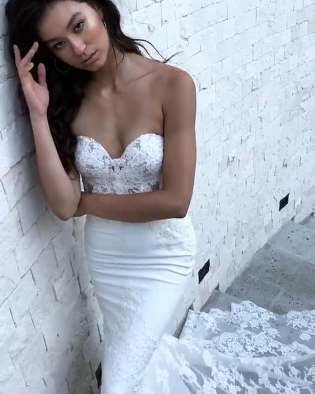 Wedding Lifeのインスタグラム：「OMG! So pretty!😍 ”Nami” by @enzoani Tag your squad •  @enzoani @enzoani  @enzoani」