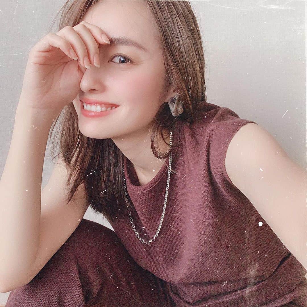 小祝麻里亜のインスタグラム：「春夏はシンプルな格好をしたくなる分、アクセサリーに助けられる💘 . ． ． ＿＿＿＿＿＿＿＿＿＿ #outfit #coordinate #look #fashion  #setup #accessory  #justineclenquet #paris #얼스타그램 #코디 #스타일링 #데일리 #데일리룩 #오오티디  #outfit #coordinate #look #fashion  #tshirt  #얼스타그램 #코디 #스타일링 #데일리 #데일리룩 #오오티디」
