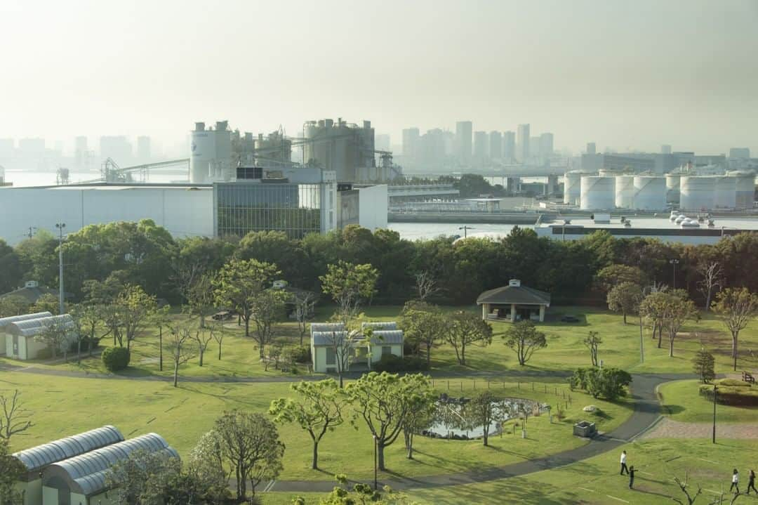 東京都庁広報課さんのインスタグラム写真 - (東京都庁広報課Instagram)「「若洲海浜公園（江東区）／Wakasu Seaside Park (2019.4.25撮影)」 #公園 #潮風 #東京湾 #公園日和 #公園遊び #Park  #ピクニック  #beautifuldestinations #tokyotrip #tokyotravel #passionpassport #tokyojapan #instatokyo #loves_nippon #phos_japan #bestjapanpics #cooljapan #japan_of_insta #discovertokyo #photo_jpn #東京観光 #東京旅行 #illgrammers #景色 #お出かけ #東京 #Tokyo #东京 #도쿄 #tokyogood」6月12日 17時00分 - tocho_koho_official