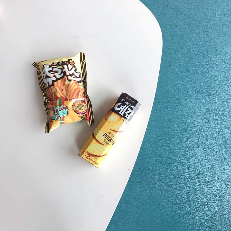 のインスタグラム：「食べだしたら止まらない🐷크라운 츄러스と예감って🥔🥖🍟？？﻿ ﻿ ﻿ あんにょんー！ハルハルのayuです🙋🏻‍♀️﻿ ﻿ 今日は病みつきになって危険な韓国のスナック菓子を紹介します♡﻿ ﻿ ﻿ ﻿ 크라운 츄러스(クラウンチュロス)はシナモン味のパリッサクッとした食感のお菓子🥐﻿ ﻿ 袋を開けた瞬間シナモンシュガーの香りがして、本物のチュロスを食べている気分になれます♡﻿ ﻿ 食べだしたら止まらない悪魔のお菓子はハルハル編集部でも大人気でした😈💕﻿ ﻿ でもすっごく後引く甘さだから甘いもの苦手な人は2.3個で十分！って感じる気もする🍯🐝〜・・・﻿ ﻿ ﻿ ﻿ 예감(イェガム)は韓国版ポテトチップスです🥔﻿ ﻿ このポテトチップスめっちゃ美味しかった…！❤﻿ ﻿ なんか普通のポテチよりも軽いなーって思って食べてたんですが、なんでも油で揚げずに焼いてるタイプのポテチなんだとか🌸﻿ ﻿ ギザギザカットで気付けばどんどん食べすすめちゃって🐷💦﻿ ﻿ 味は他にも種類があるみたいですがこれはあっさりとした塩味？で、日本のポテロングに似た感じの味でした！﻿ ﻿ ﻿ ﻿ ﻿ -------------------------------------------﻿﻿﻿﻿﻿﻿﻿﻿﻿﻿﻿﻿ ﻿ #ハルスタ やハルハルをタグ付けしていただくと、﻿﻿﻿﻿ ハルハルの記事やInstagramに投稿させていただく場合がございます💕﻿﻿ #하루스타 #하루하루 를 태그 하시면﻿﻿﻿﻿ 하루하루의 기사와 인스타그램에서 사용할 가능성이 있습니다💕﻿﻿ ﻿ -------------------------------------------﻿﻿﻿﻿﻿﻿﻿﻿﻿﻿﻿﻿ ﻿ ﻿ ﻿ ﻿ #🇰🇷#ポテトチップス#韓国#お菓子#韓国情報#韓国お菓子#韓国グルメ#購入品#チュロス#snack#예감#韓国好きな人と繋がりたい#츄러스#お土産#韓国土産#旅行#韓国旅行#seoul#スナック菓子#デブ活#travel#おやつ#여행#선물#과자#푸드스타그램#여행스타그램」