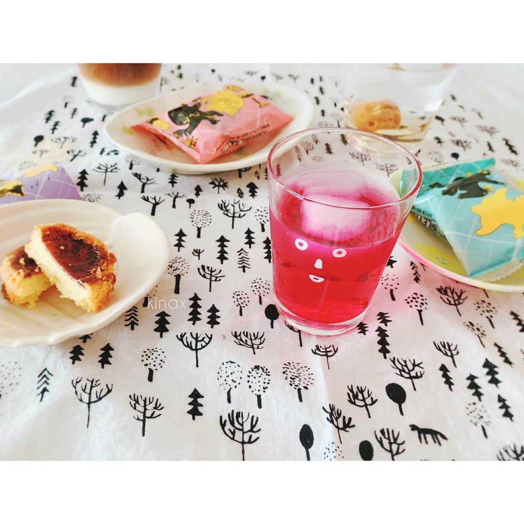 kinaxのインスタグラム：「. good afternoon(๑′ᴗ‵๑)☀in Japan, and good morning, good evening, good night for world friends! . 今日は薄曇りで過ごしやすかったね☁️ でも夜から雨かな？ . . #梅シロップ がもうほぼできたので 今日のおやつで ちびっこ姉さんに味見を🍹 . ついでに梅の実も入れてみたら お酒っぽいねʕ •́؈•̀ ₎笑 . 美味しくできたみたいでよかった♡ . . それから今日のオヤツは #caramelghosthouse のキャラメルガレット🍽 パッケージもかわいくて美味しいってすてき♡ . . 話はちょっと変わって 宿題が遅々として進まないちびっこ姉さんは 気分転換に、ぎゅーってしてーって やってくるんだけど ぎゅーってしてあげている所を むちこさんに見つかるとすぐやってきて 「ぢゅーーしてー！！」 って飛びかかってきて 抱きつきながら2人で喧嘩しだすので ちょっとカオスな、でも幸せな時間ʕ •́؈•̀ ₎笑 . 今日は気が散りすぎていたので、罰として ぎゅーってしながらコチョコチョしたら きゃー！って叫んだので むちこさんに見つかってしまって こっちに突進してきたので . むちこさんもぎゅーしてー！かな、と思ったら 「こちょこちょしてぇー！！」 だってʕ •́؈•̀ ₎笑 . そっちなのか笑笑 . . みんなも楽しい1日を♡ . #親バカ部 #kinaxfood #紫蘇ジュース #かおグラス #キャラメルゴーストハウス #cinq #石木文 2019/06/12」