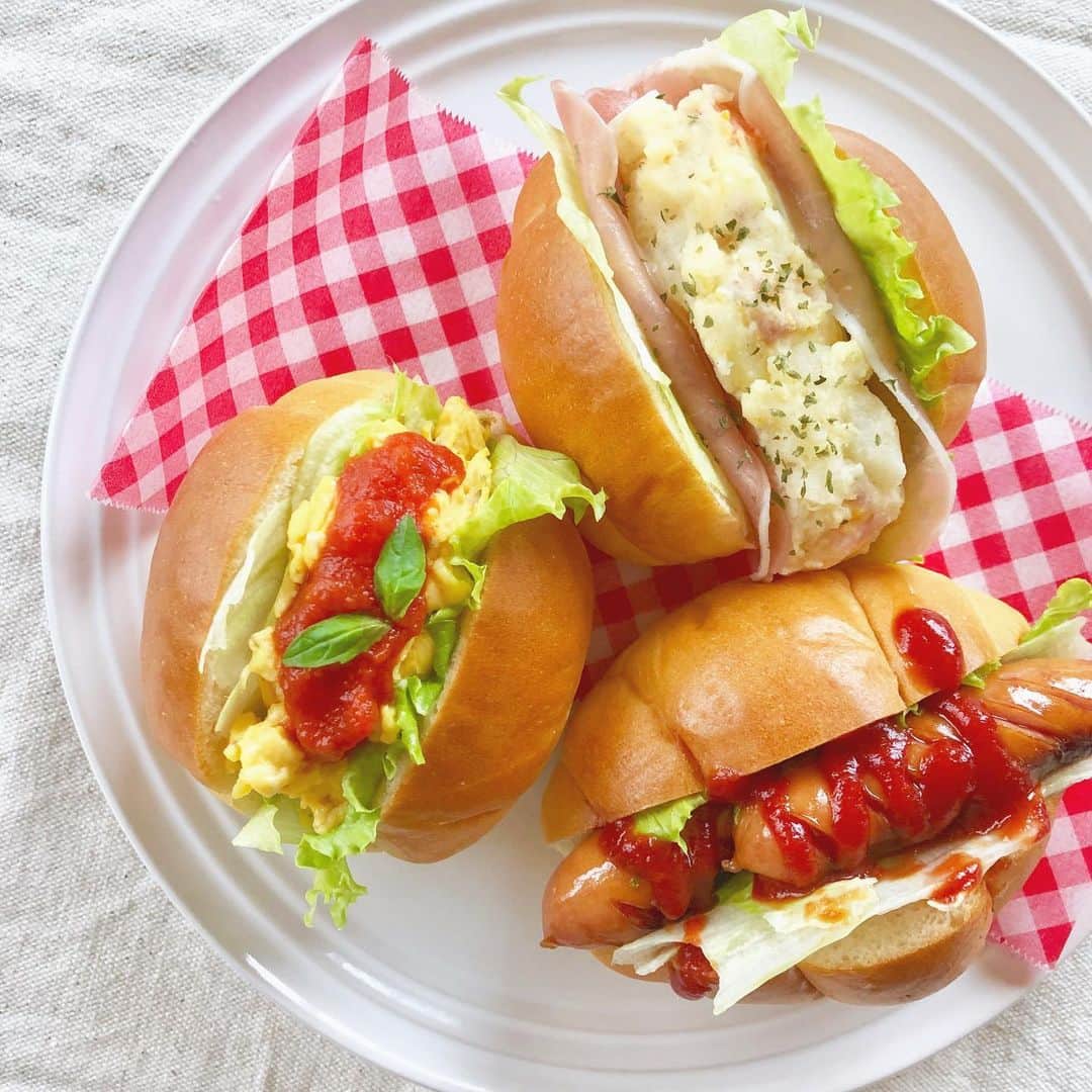 清水麻璃亜のインスタグラム：「#シミズキッチン ロールパンサンド * ロールパンに、ウィンナー、ポテトサラダと生ハム、スクランブルエッグをはさんでみました〜！ 小さくて可愛い🌼 さやりんのパンで、何か料理してみたいなあ！ コラボしたい！ @sayarincho_1122 🍞 #ロールパン #ロールパンサンド #ポテトサラダ #スクランブルエッグ #ウィンナー #クッキングラム  #デリスタグラマー」