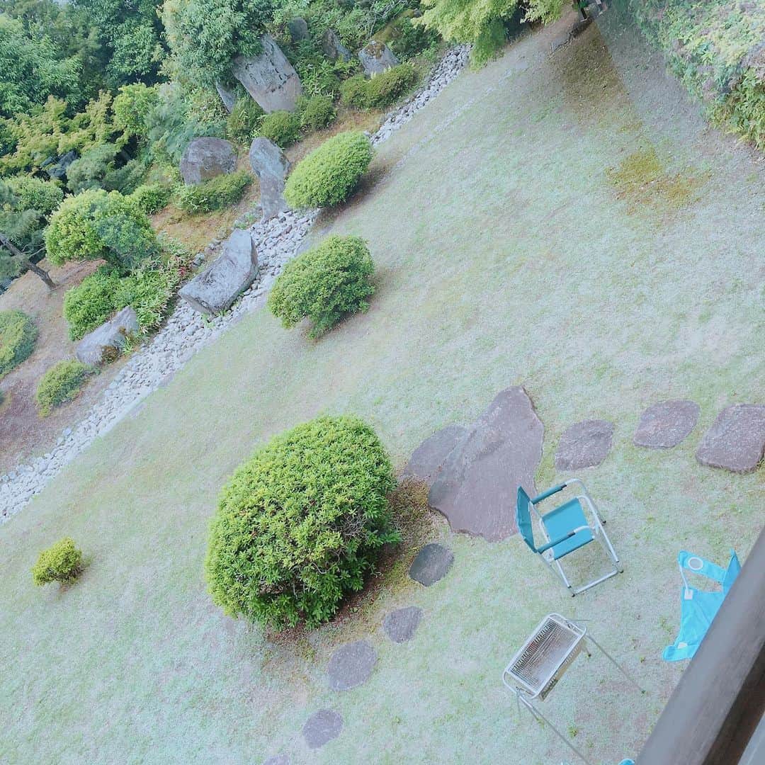大地伸永のインスタグラム：「.﻿ ﻿ ﻿ お久しぶりです。﻿ ﻿ ﻿ 先日、とある作品にクランクインしました。﻿ 勉強をしながら楽しみつつ、﻿ 毎日を過ごさせて頂いています。﻿ ﻿ ﻿ ロケ先の庭が大きすぎてびっくりしました。﻿ 天気もいいし、最高ですっ！﻿ ﻿ ﻿ ﻿ ﻿ ﻿ ﻿ ﻿ ﻿ ﻿ #京都 #庭 #日が落ちるのが #遅くなってきた #film」