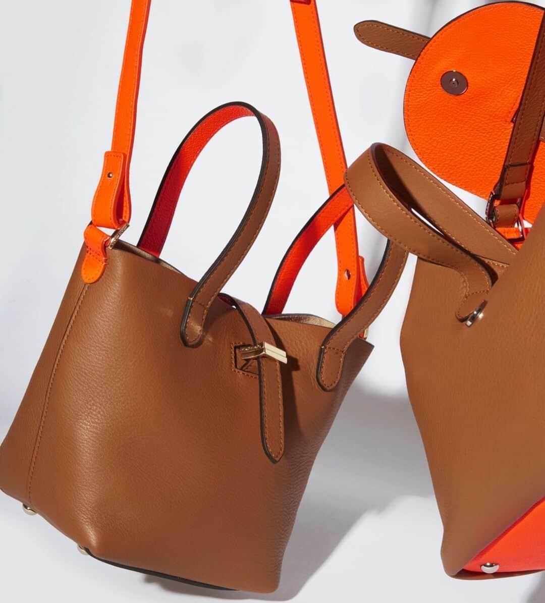 メリメロさんのインスタグラム写真 - (メリメロInstagram)「Thela Neon Orange: details. ⠀⠀⠀⠀⠀⠀⠀⠀⠀ Shop our new Thela, perfect to bright your summer ☀️ ⠀⠀⠀⠀⠀⠀⠀⠀⠀ #melimelobags  #londonbrand #madeinitaly #mymelimelo  #melimelo  #bag  #bucketbag  #handbag」6月12日 17時11分 - melimelobags