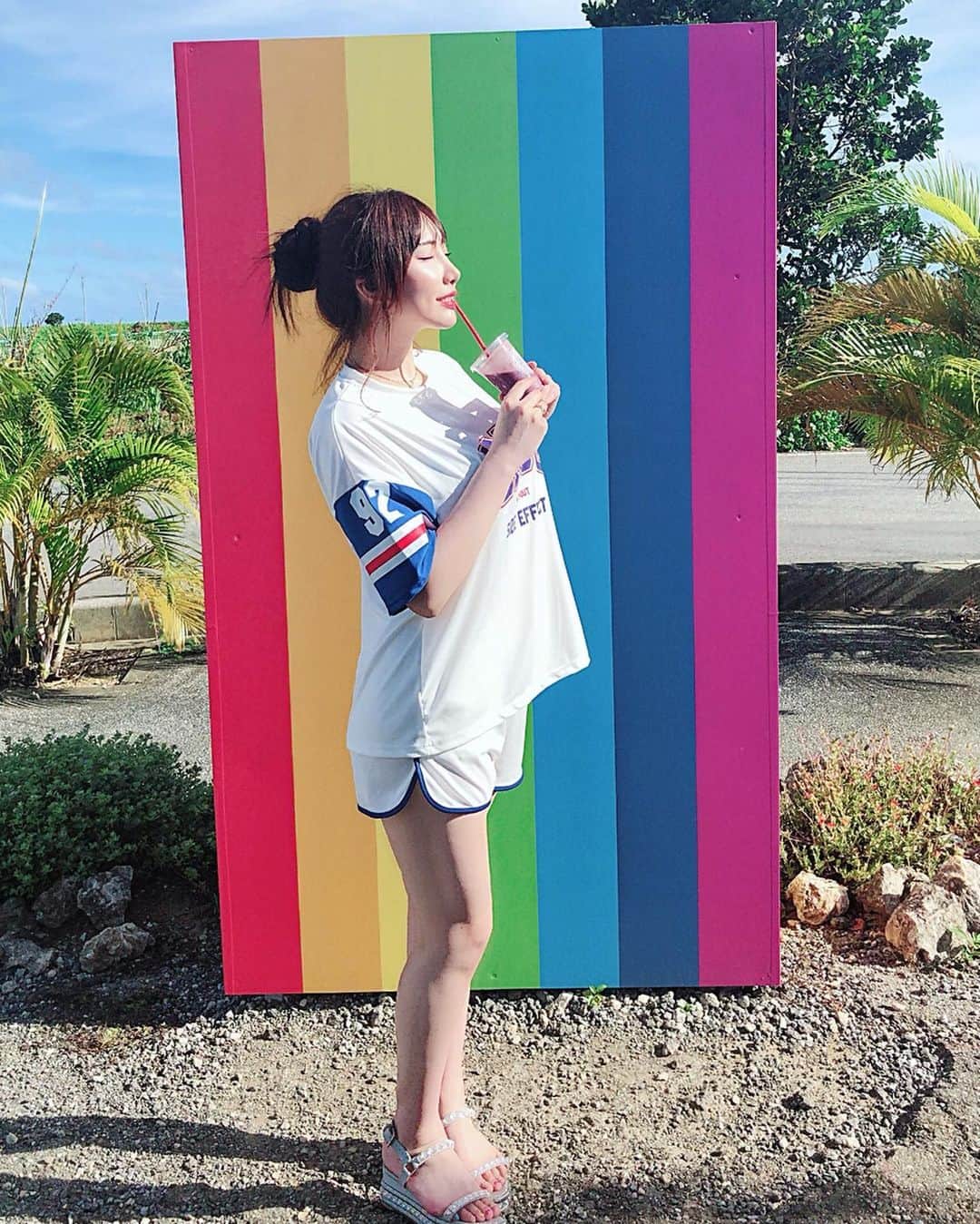 若月みいなさんのインスタグラム写真 - (若月みいなInstagram)「❤️🧡💛💚💙💜🌈🌈 #okinawa  #沖縄  #宮古島  #aosoraparlor  #紅芋スムージー  #카페  #photogenic  #rainbow  #こういうのがインスタ映え？ #ぎこちないポーズ」6月12日 17時12分 - wakatsuki_cmore