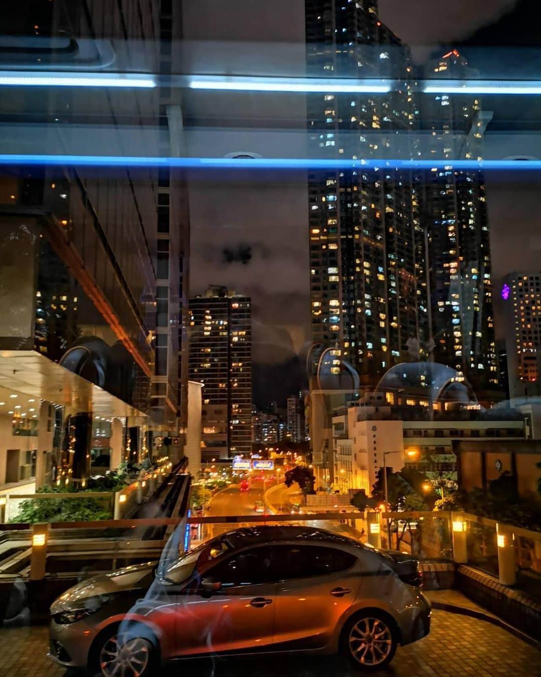 野中美希さんのインスタグラム写真 - (野中美希Instagram)「ここぞとばかりにインスタっぽい写真をあげます。2枚目からは日本の夜景、香港の夜景、台湾の夜景。実は夜景撮るの好き〜  そしてみなさまフォロー、いいね、コメントありがと！ストーリーみてくれた？(^^) #野中美希 #モーニング娘19 #morningmusume19 #nonakamiki #ちぇる #カメラ女子 #カメラ #夜景 #人生blues #青春night #発売日 #リリース #よろしく #東京 #香港 #台湾」6月12日 17時12分 - miki_nonaka.official