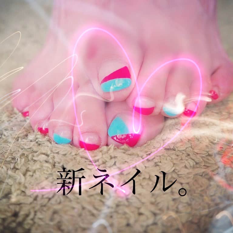 珠洲春希さんのインスタグラム写真 - (珠洲春希Instagram)「フットネイルを新しくしました。 お姉様が可愛くして下さいました💅✨✨❤️ お写真は真っ赤に見えますが、 ターコイズと朱色の配色が素敵です😊  #ペディキュア #ネイル」6月12日 17時14分 - harukisuzu54