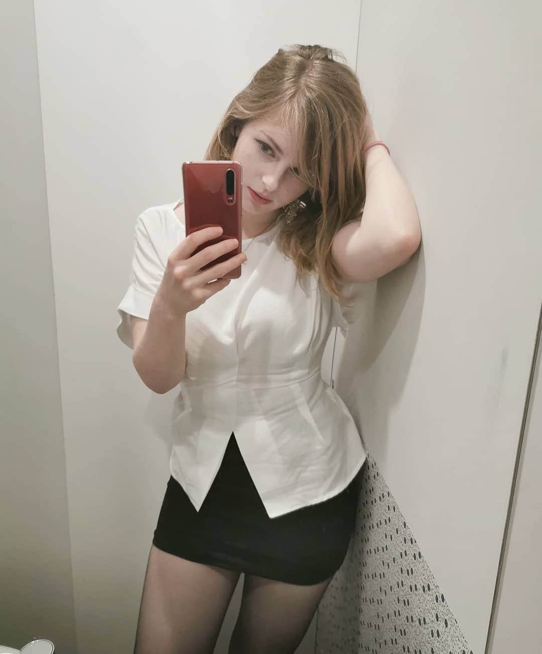 Ella Freyaのインスタグラム：「Something about Japan is, it's like a whole different world and if you are able to get accustomed with this world (and I think I finally did) it's near impossible to leave.  Andbyes I got thick, I commented so you don't have to, how nice of me.」