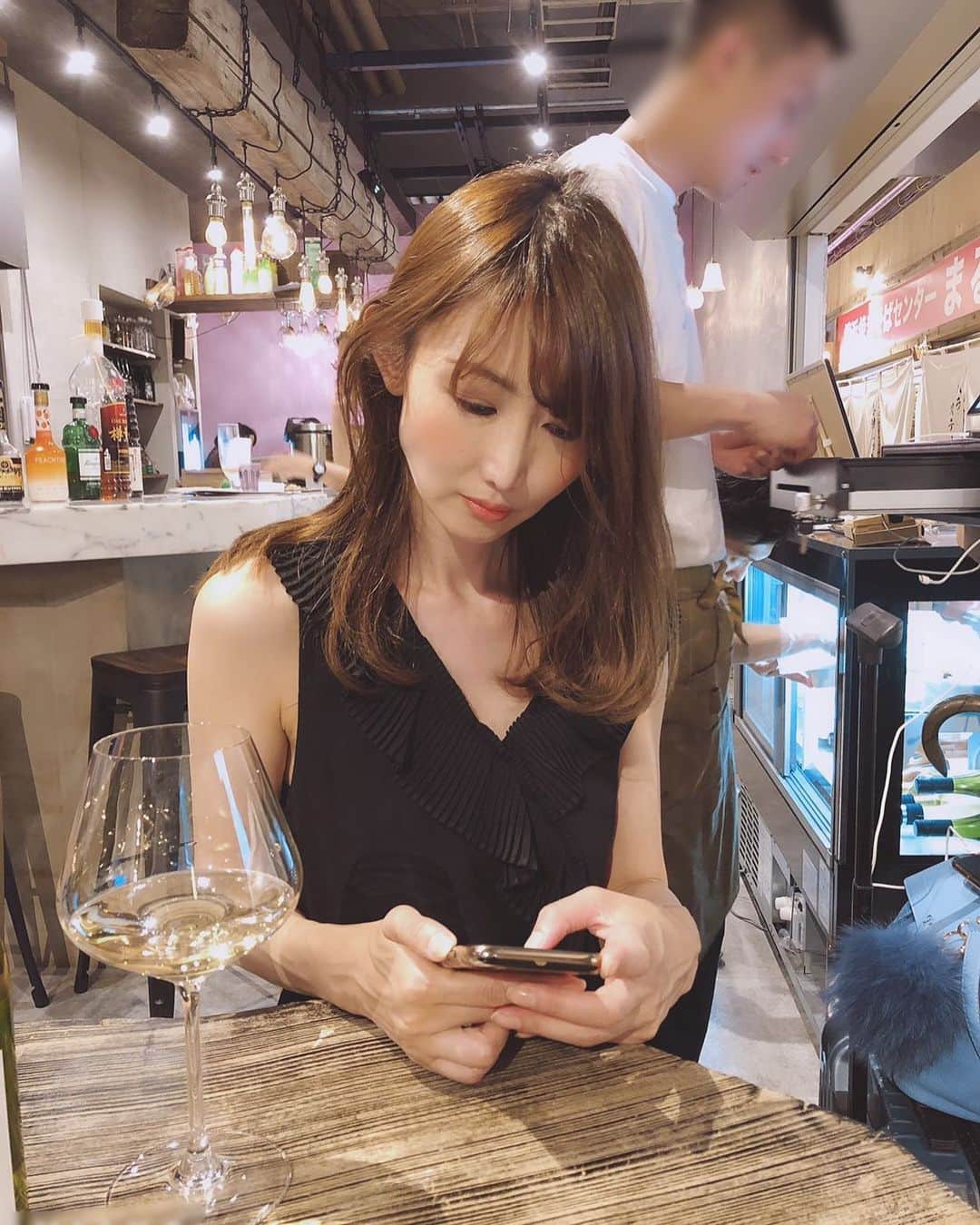 渋谷恭子さんのインスタグラム写真 - (渋谷恭子Instagram)「いつもこんな感じのところを撮られてることが多いね😂 ・ ・ この黒ワンピは今、いづみちゃんに着てもらってます✨ いつもたくさん撮ってくれてありがとう❤️ ・ ・ #ワンピ #ワンピース #黒ワンピ #黒ワンピース #インスタグラマー #アラフォー #アラフィフ #spinx #横浜スピン #ワイン #白ワイン #自然派ワイン #グラスワイン #アソビル横浜 #横浜アソビル #横浜 #横浜グルメ」6月12日 17時28分 - kyoko.86