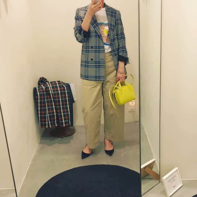 chikako0824のインスタグラム：「セール見に行ってきました。後ろにあるスカートは似合わず。黒のシャツとネイビーのパンツを。 まだ入荷はしてなかったけど、アルディの赤のブーツが可愛かったな。ビルケンの赤も可愛かったな。やっぱり赤が好きです😊  #drawer #ドゥロワー  #code  #codinate  #セール」