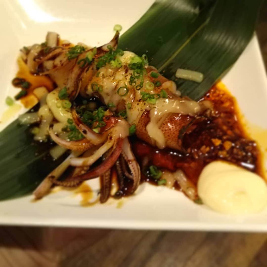 九州うまか 北浜店のインスタグラム：「イカの丸ごとチーズ焼きでございますよ。  #九州うまか#九州うまか北浜店#北浜#淀屋橋#天満橋#京橋#肥後橋#堺筋本町#大阪#大阪グルメ#居酒屋#日本酒#焼酎#純米#泳ぎイカ#もつ鍋#九州料理#九州#博多#福岡#鹿児島#宮崎#佐賀#長崎#大分#熊本#肉#イカ丸焼き」