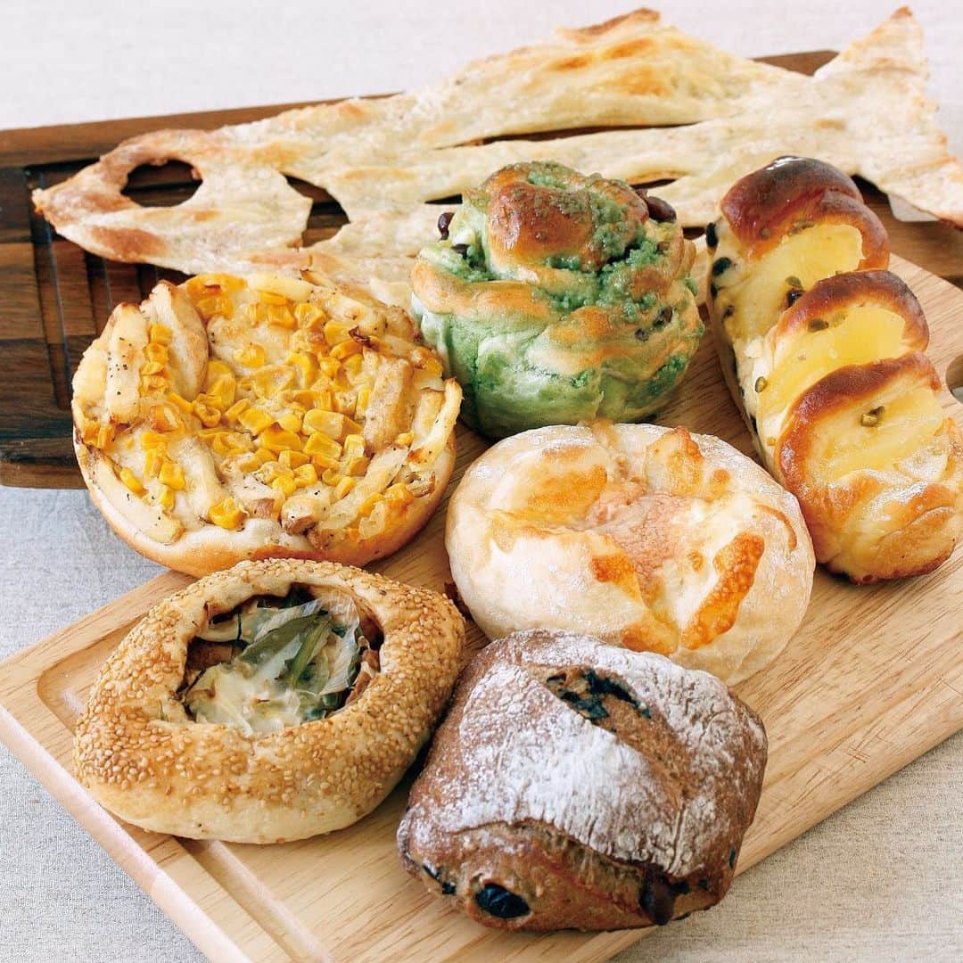 ドンクさんのインスタグラム写真 - (ドンクInstagram)「パンで旅する日本。 . 北海道じゃがコーン、とろける明太チーズ、かつおパリパリ、八丁ねぎ味噌チキンなど、美味しい日本を旅しましょう♪ . 東海から九州のドンクで今日から6月末まで「全国ご当地パンフェア」を開催。 . #6月 #ご当地パン #日本 #夏 #限定 #朝ごはん #ランチ #おやつ #夜ごはん #ドンク #パン #ベーカリー #パン好き #パン屋 #donq #bread #japan #bakery」6月12日 17時23分 - donq_depuis1905