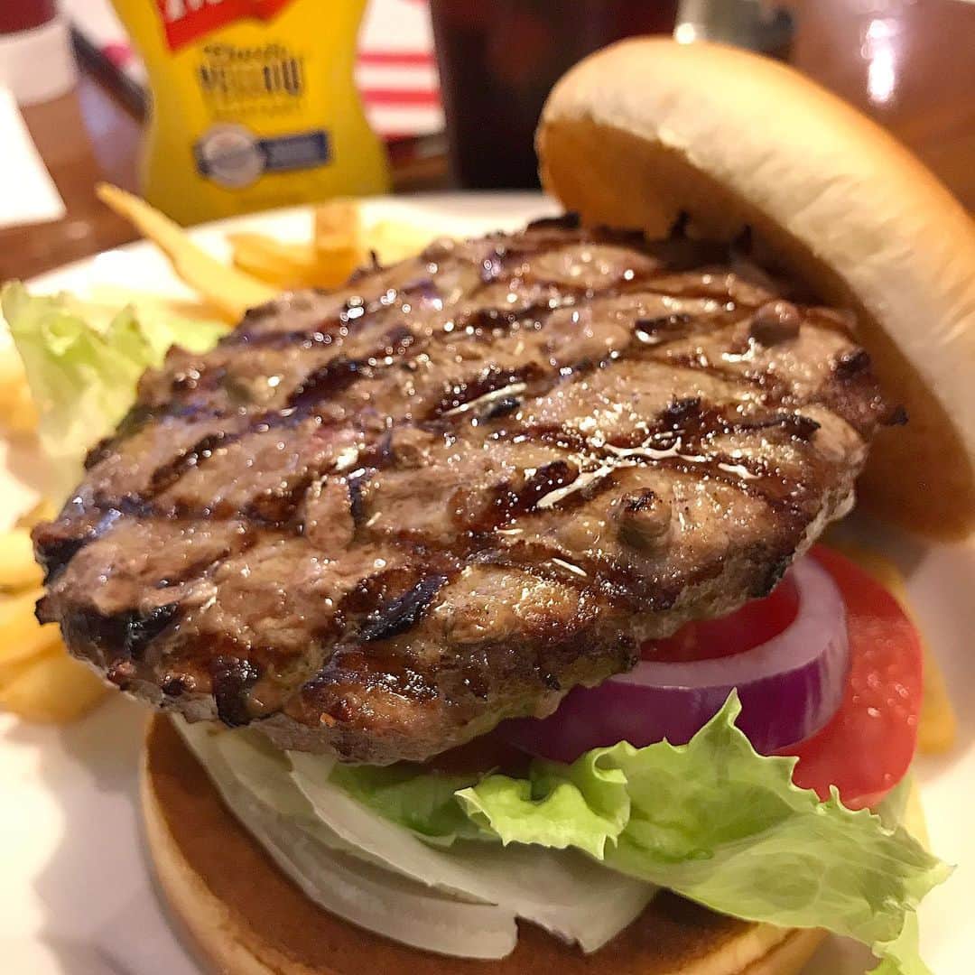 のインスタグラム：「先日、劇場出番の合間に稲田さんがおいしいハンバーガーをごちそうしてくれはりました。 #ごちそうさまでした 「おれはコーヒーだけでいいから」とぼくがハンバーガー食べてる間、稲田さんはiPadでぼくの似顔絵を描いてはりました。 #なんで ぼくが食べ終わって見せてもらうと、似顔絵のぼくめちゃくちゃ顔色悪かったです。 #具合悪すぎ それだけではまだ完成していなかったらしく、そこからまた描き足してはりました。 #唇をハリガネで縫われ #右ほほを銃で撃ち抜かれ #カラフルな涙を流したと思ったら #線香花火みたいに弾けて #おでこにメッセージ #nowar #強めのメッセージなのに #小文字 エアドロップでぼくに送ってくれはったんですが、どうしていいかわからなかったのでここに納めておきます…」