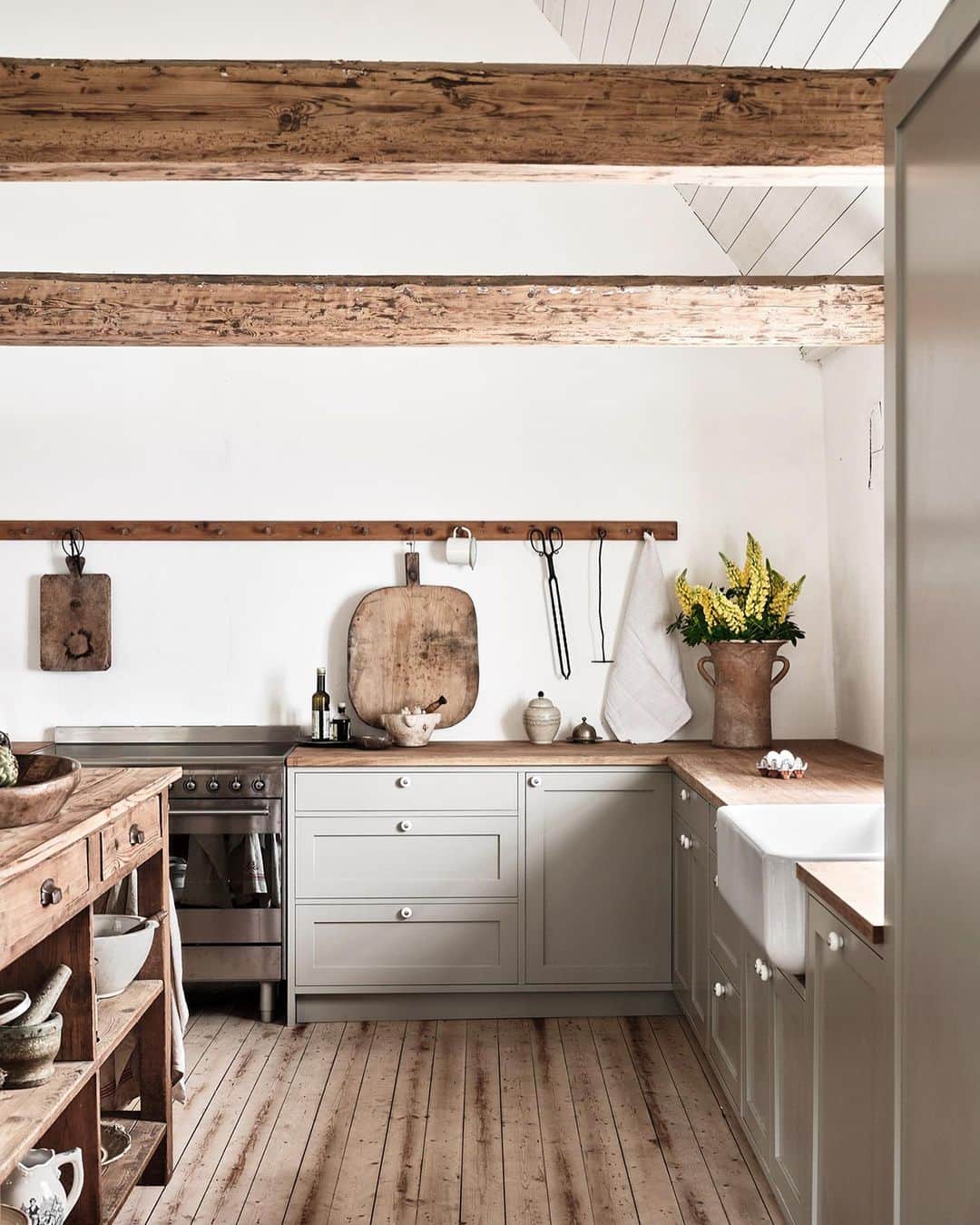 Frida Ramstedtさんのインスタグラム写真 - (Frida RamstedtInstagram)「Summer House Dream in Skåne 🌾 Swipe to check out this impressive renovation by @ellendixdotter and her hubby in collaboration with @nordiskakok This post is not sponsored - My Kitchen envy is real 😂🙌🏻 #skåne #österlen #kitcheninspo」6月12日 17時37分 - trendenser