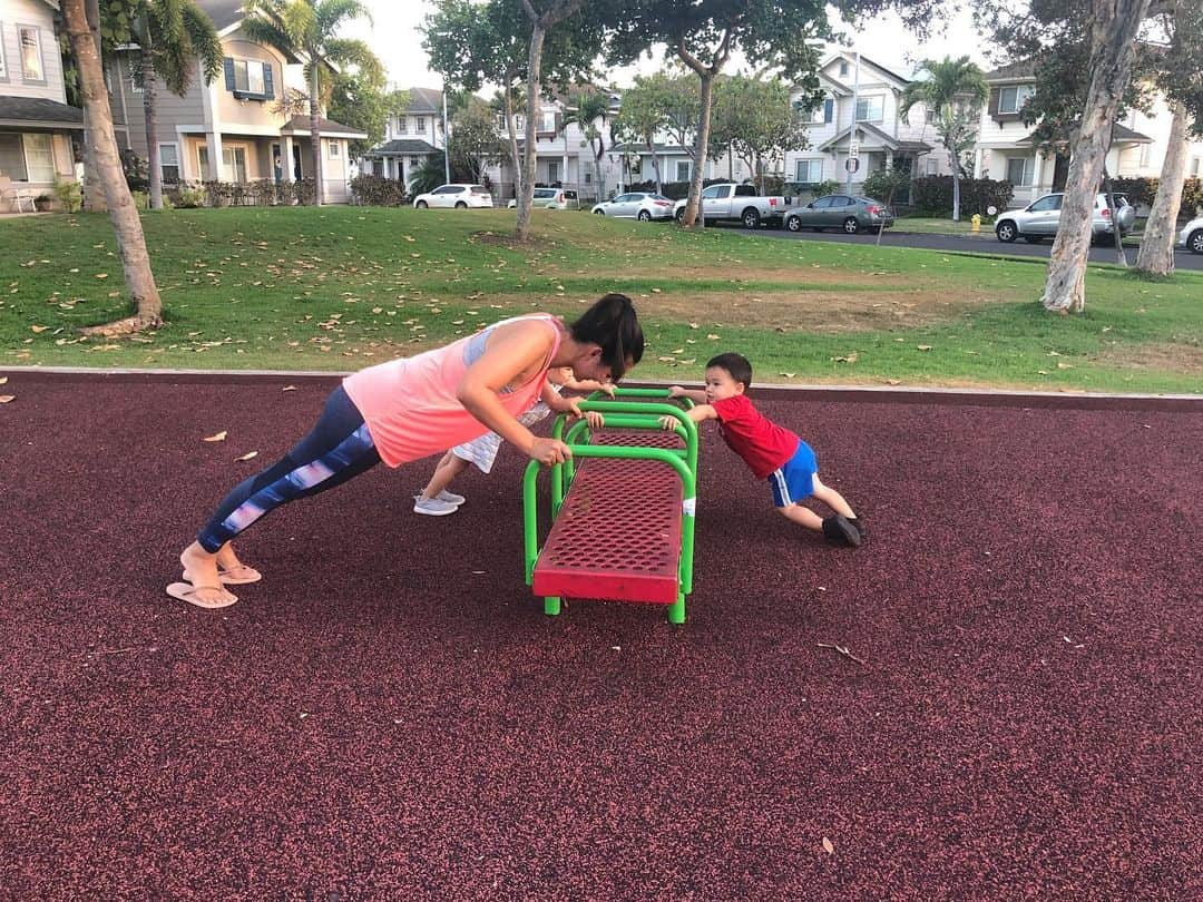 エリナ シルカさんのインスタグラム写真 - (エリナ シルカInstagram)「My workout buddies 🏋️‍♂️ 夕方のお散歩に公園行くと、一緒になって筋トレしてくれる😊 でもそれより走り回って、エネルギー消費してくれ…頼むから…疲れて寝るように…ママの事は気にせず…走ってくれ🤯😂😂 * * * #双子育児 #2歳8ヶ月 #双子ママ #双子 #ハワイ #ハワイ生活 #ハワイ移住 #公園遊び #筋トレ女子 #筋トレママ」6月12日 17時29分 - laura_elina_ymd