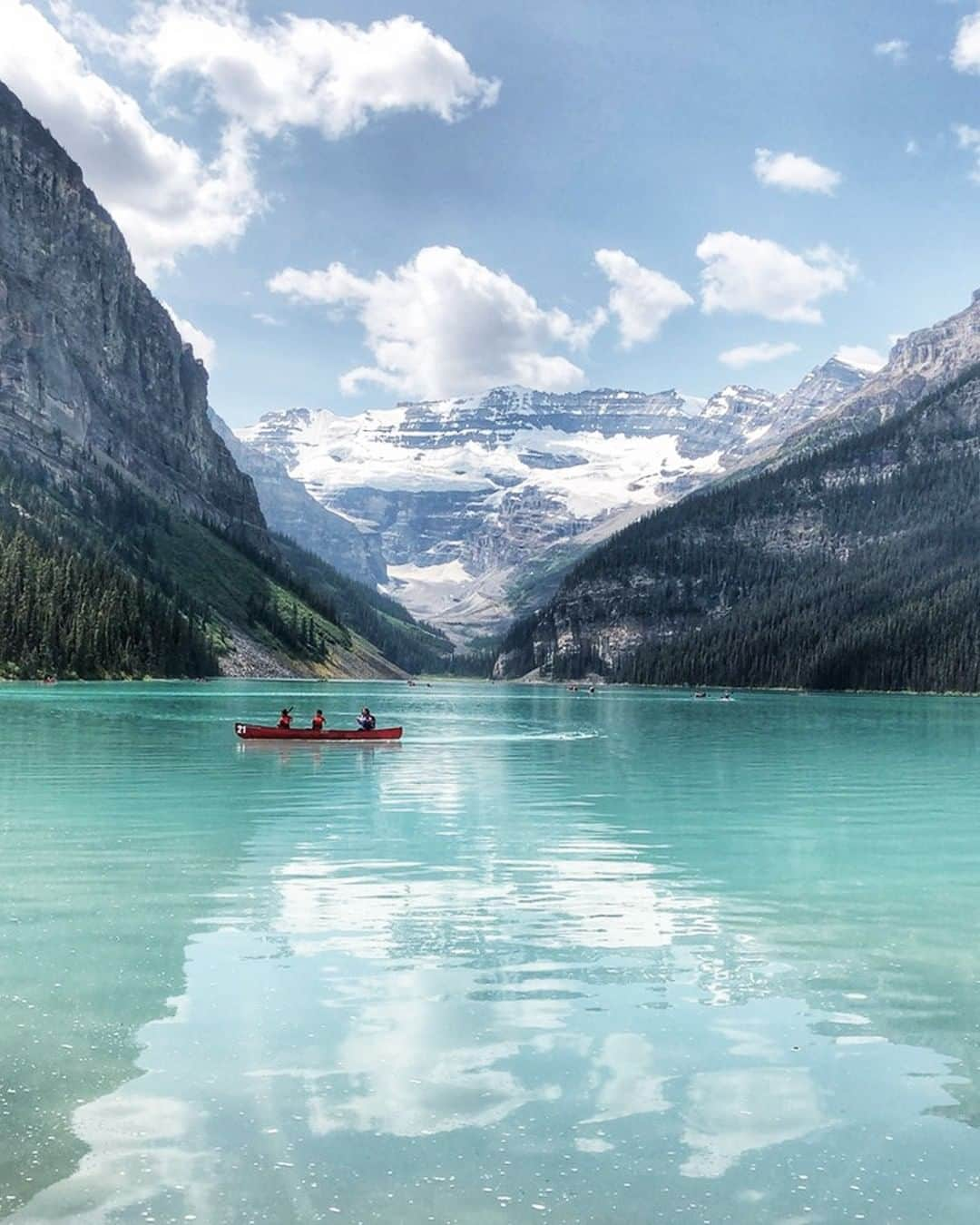 JALさんのインスタグラム写真 - (JALInstagram)「. #NoPlanNoProblemJune There is nothing like gliding along the turquoise green waters of Lake Louise in Banff National Park in Canada. Perhaps you're ready for a last minute road trip from Seattle?🎒 . 視界いっぱいに広がるエメラルドグリーンの湖、レイクルイーズ🛶 シアトルから乗り継いで世界遺産を見に行きませんか？🏔✈︎ . . Post your memories with #FlyJAL  #JapanAirlines  #canada #lakelouise #thebeautyofnature #naturevibes」6月12日 17時30分 - japanairlines_jal