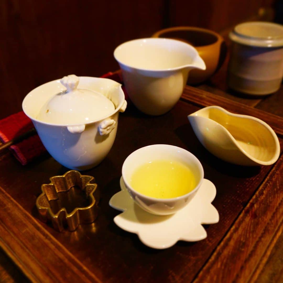 新田朝子さんのインスタグラム写真 - (新田朝子Instagram)「台湾ではティータイムを満喫。お土産選びでいろんなお茶を試飲するのも、カフェで淹れる度に変化する味を楽しんだりするのも◎ . 恥ずかしながら、緑茶と烏龍茶、紅茶が全部同じ葉で作られていて、発酵度合いや焙煎の違いでそれぞれのお茶になっていることを初めて知りました、、！ . #台湾 #九份 #九份茶坊 #阿妹茶楼 #千と千尋の神隠し #台北 #新純香 #茶菓子 #お茶好き #カフェ #試飲 #のんびり #旅行 #アジア好き #旅行好きな人と繋がりたい #teatime #cafe #taiwan #kyuhyun #taipei #asialover #asiatrip #✈️」6月12日 17時33分 - asako.nitta
