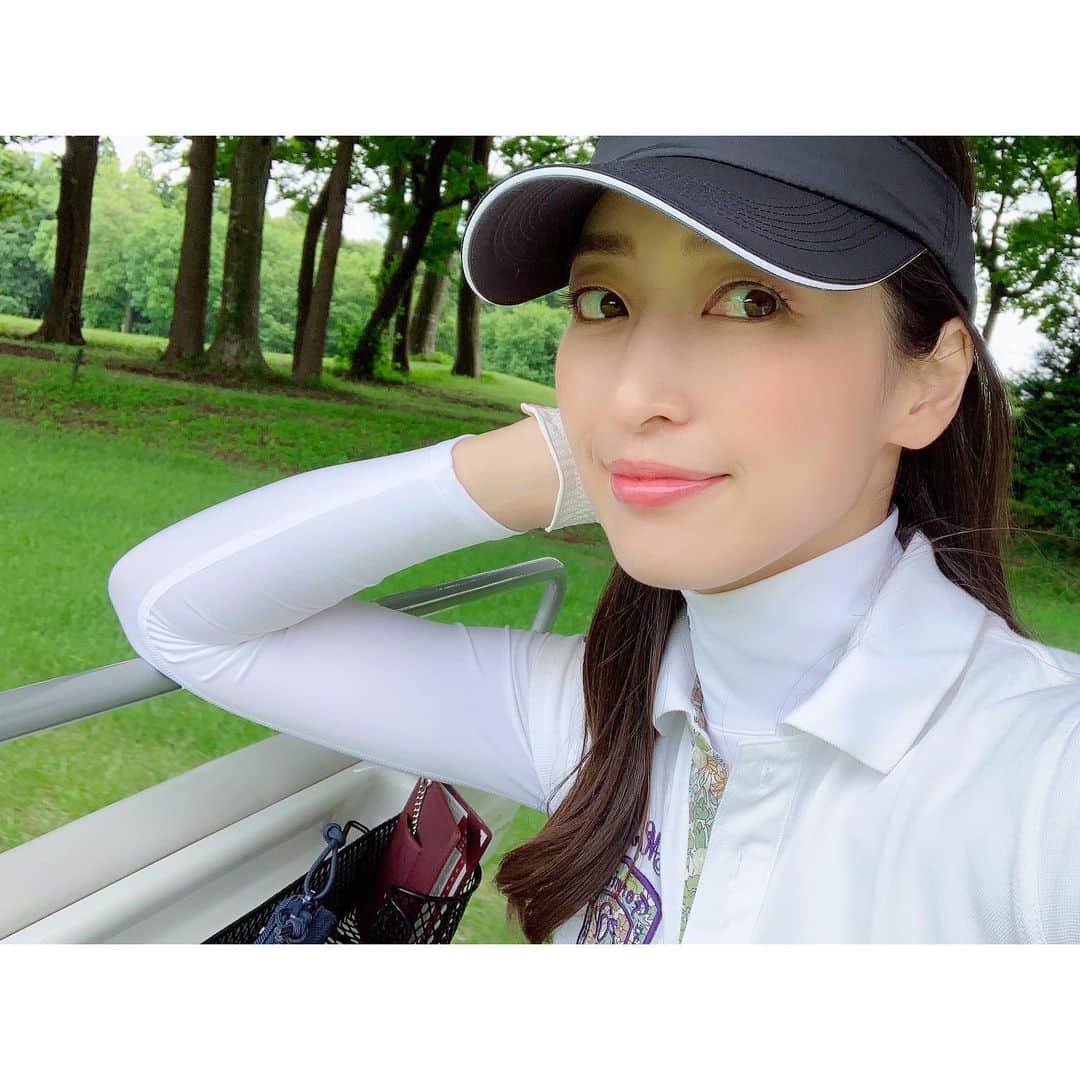 上野なつひのインスタグラム：「久々の…🏌️‍♀️ 撮影してる時ほぼ良くない！ たまーにいいショットもあったんだよ？w もっと上手くなりたい！ #ゴルフ女子 #てんぷら #ティーアップし過ぎた #古閑美保さんのYouTube見たのに #練習あるのみ」