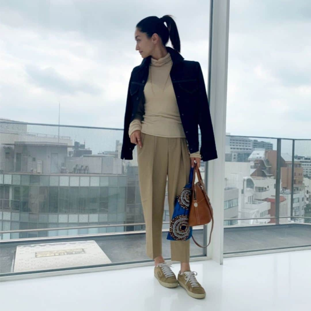 亀恭子さんのインスタグラム写真 - (亀恭子Instagram)「beige ＋indigo navy . . . today's… #fashion #ootd #kkstyle #tokyo #kamescloset #jacket #madisonblue #knit #ronherman #pants #stunninglure #bag camel #hermes #bag blue #unitedarrows #shoes #saintlaurent」6月12日 17時46分 - kame_kyo