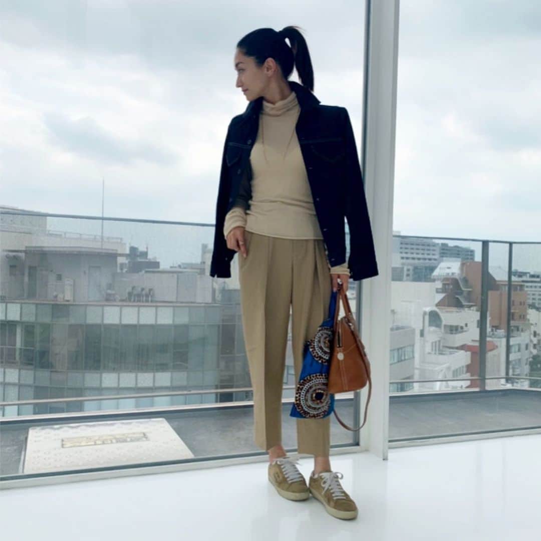 亀恭子のインスタグラム：「beige ＋indigo navy . . . today's… #fashion #ootd #kkstyle #tokyo #kamescloset #jacket #madisonblue #knit #ronherman #pants #stunninglure #bag camel #hermes #bag blue #unitedarrows #shoes #saintlaurent」