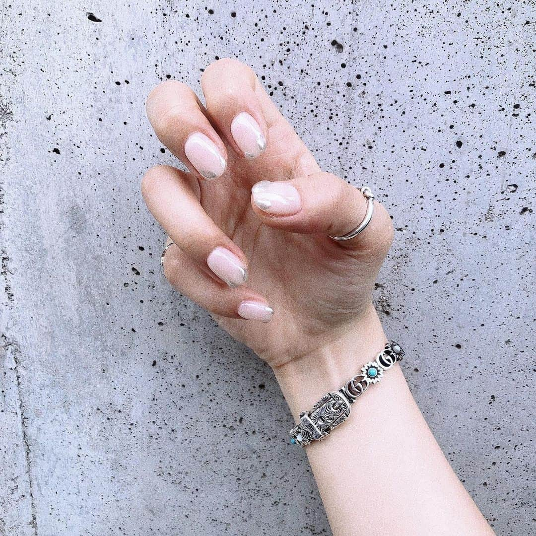 安中芙美さんのインスタグラム写真 - (安中芙美Instagram)「ㅤㅤㅤㅤㅤㅤㅤㅤㅤㅤㅤㅤㅤ new nail☝︎ シルバーアクセが映えるネイル❤︎ ㅤㅤㅤㅤㅤㅤㅤㅤㅤㅤㅤㅤㅤ 肌馴染みの良いスキンカラーは 調合して絶妙なカラーに👼 指先のシルバーがポイントで、 むちゃかわいすぎ❤︎❤︎ ㅤㅤㅤㅤㅤㅤㅤㅤㅤㅤㅤㅤㅤ 今回も何年も通ってる、 @seepbeauty さんにて🐰♡ いつも私のワガママオーダーを叶えてくれる唯一のネイリストさんです🌼 ㅤㅤㅤㅤㅤㅤㅤㅤㅤㅤㅤㅤㅤ #nail #네일아트 #シルバーアクセサリー」6月12日 17時39分 - fumitwinsworld