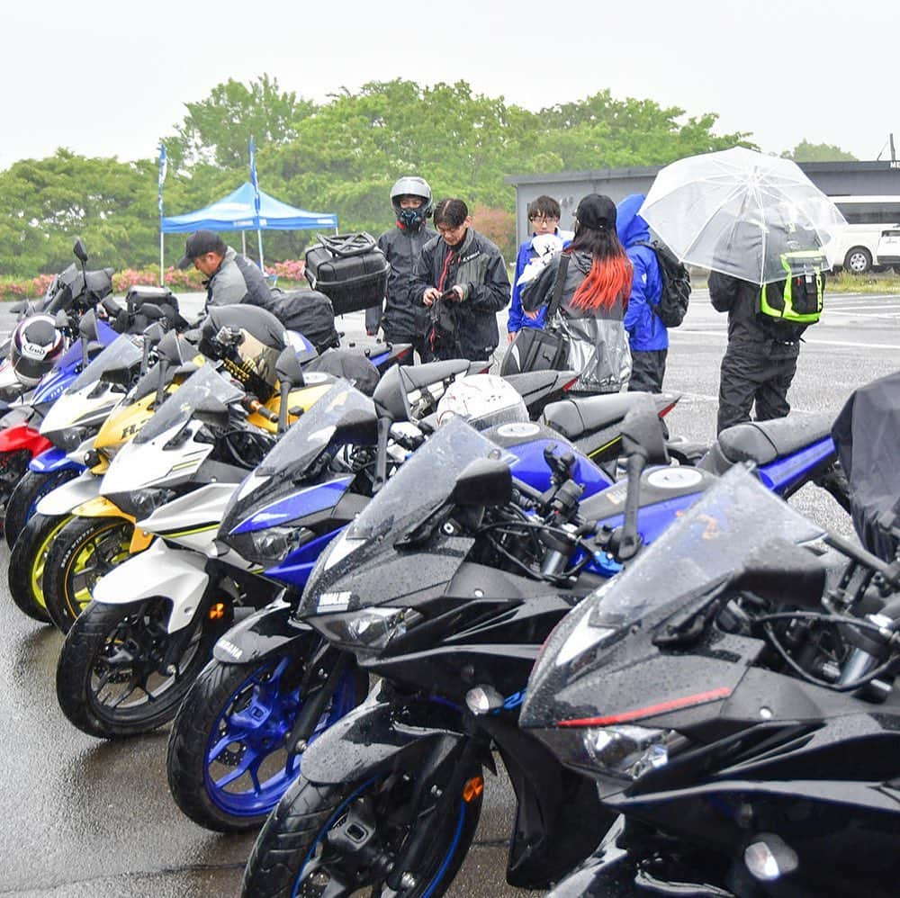 ヤマハ バイクさんのインスタグラム写真 - (ヤマハ バイクInstagram)「「YZF-R3/R25 オーナーズフォトツアー」 #6月8日#宮城#SUGO#開催しました #朝から本降りの雨 #参加無料 #YZFR25#YZFR3 #オーナーズフォトツアー 次回は #6月22日#箱根#大観山駐車場 #ヤマハが好きならどなたでも参加OK #R25を晒す#R3を晒す #japanriders #bike_japan #水もしたたるいいバイク」6月12日 17時41分 - yamaha_bike