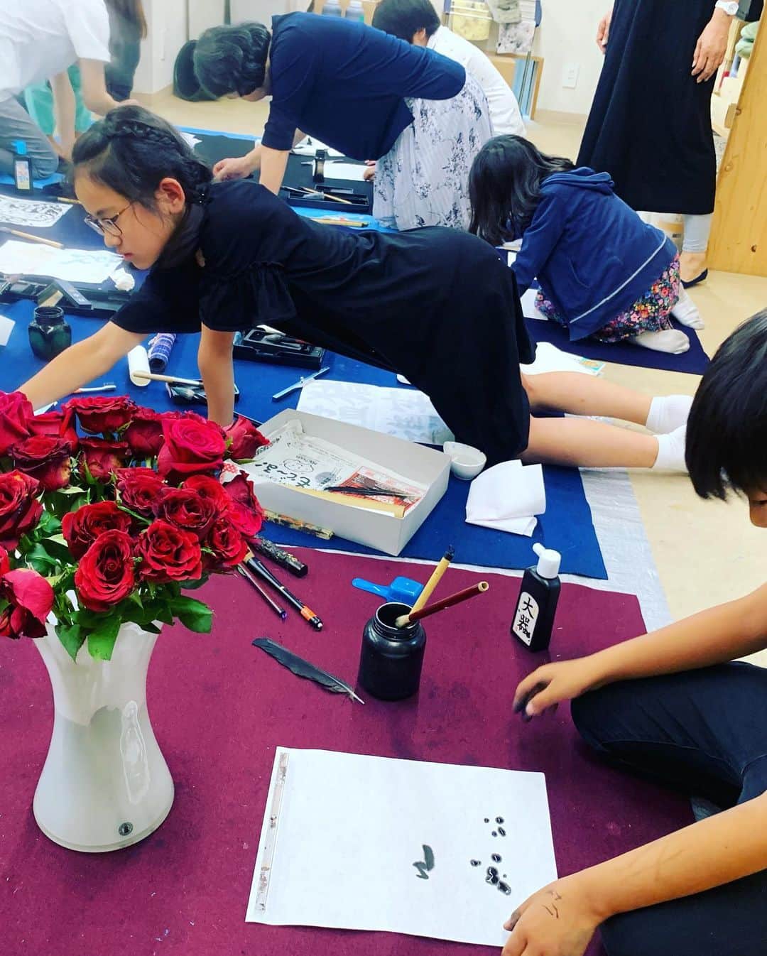 武田双雲さんのインスタグラム写真 - (武田双雲Instagram)「ふたばの森書道教室の 子供クラスも、生徒展覧会「ありがとう、そして未来へ展」に向けて作品制作はじまりました！  子供たちからうまれる斬新なアイデアたちに、魅了され影響を、受けてます。  子供はほんと師匠  この作品はさくらくん 次々と産まれる新作に感動しっぱなし」6月12日 17時42分 - souun.takeda