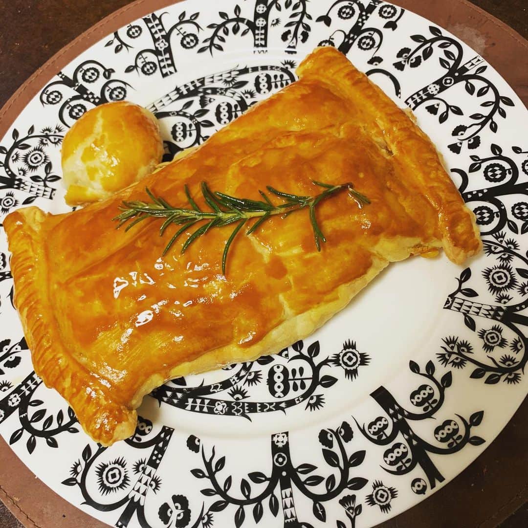 金廣真悟さんのインスタグラム写真 - (金廣真悟Instagram)「. 上手に焼けましたー。 . #鮭のパイ包み焼き #金廣メシ」6月12日 17時43分 - shingo_kanehiro