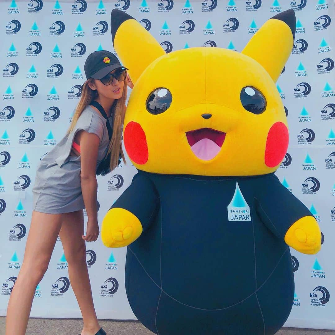 鈴木愛美さんのインスタグラム写真 - (鈴木愛美Instagram)「💛⚡️💛⚡️💛⚡️💛⚡️💛 . The dya🏄‍♂️のイベントで ピカチュウに遭遇🙈❤️💕 . めっちゃテンション上がって 写真撮ってもらいに行ってきたよ😂💓 . 可愛すぎる、、、♡♡♡ . . . #ピカチュウ #theday #pikachu ⚡️」6月12日 17時52分 - x.manya.x