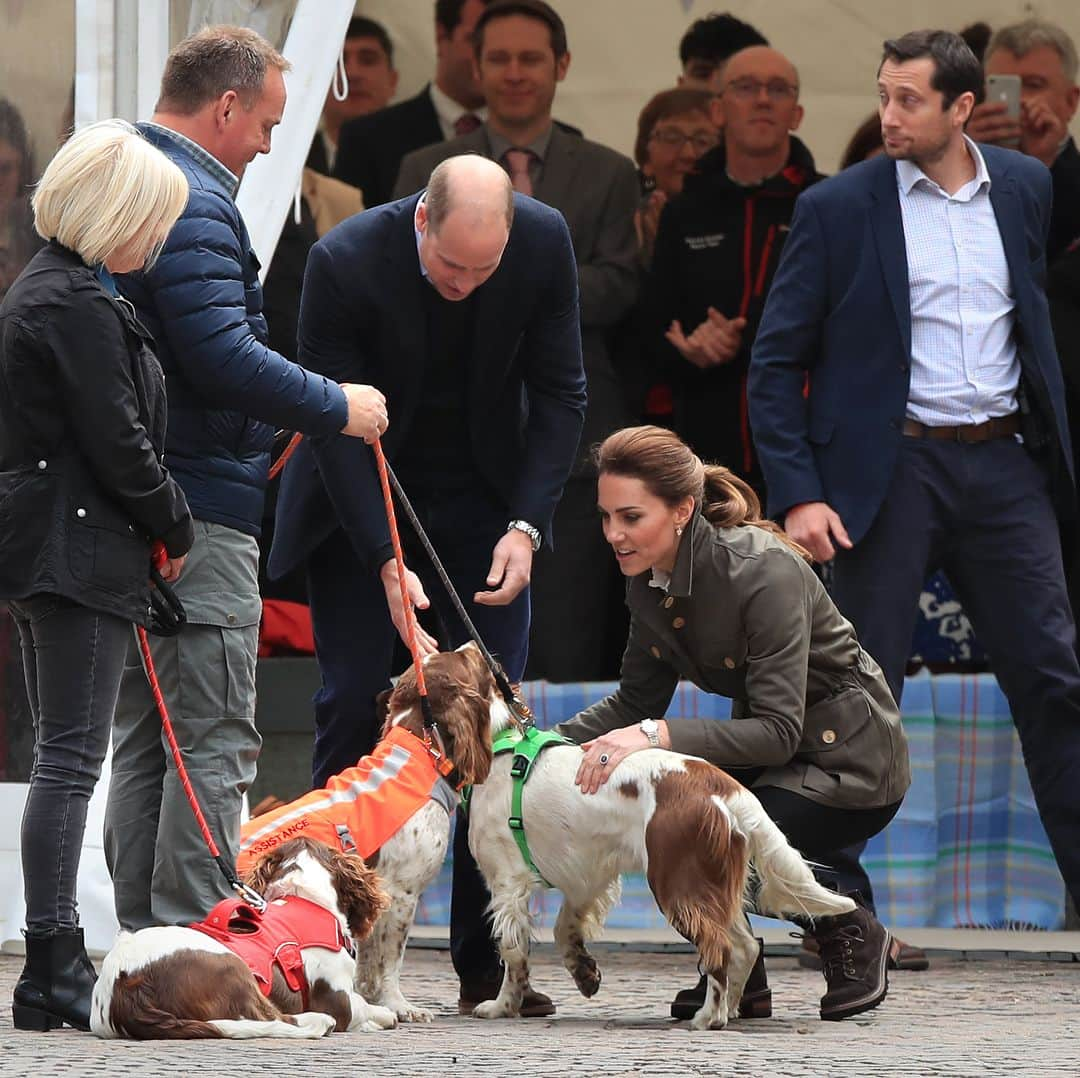 ロイヤル・ファミリーさんのインスタグラム写真 - (ロイヤル・ファミリーInstagram)「The Duke and Duchess of Cambridge celebrated the resilience and spirit of rural and farming communities during a day of engagements in Cumbria yesterday.  Their Royal Highnesses met members of the local rural community involved in farming, mountain rescue and wildlife conservation in the beautiful Lake District.  The Duke and Duchess began their afternoon with a visit to the market town of Keswick where joined a celebration to recognise the contribution of individuals and local organisations in supporting communities and families across Cumbria.  They met volunteers including those from the local mountain rescue service, community first responders, young people trained as mental health first aiders and other organisations that have benefitted from grants from the Cumbria Community Foundation.  The Duke and Duchess visited a traditional fell sheep farm - Deepdale Hall Farm in Patterdale - where they met the Brown family who have been farming in the valley near Lake Ullswater since the 1950s. They joined the family and members of The Farmer Network for a kitchen table discussion before meeting some four-legged members of the team - their flock of Herdwick and Swaledale sheep.  Finally, Their Royal Highnesses joined the Cumbria Wildlife Trust on a nature walk, learning more about conservation measures being undertaken with the Lake District National Park and enjoying some of the most beautiful views in Cumbria. 📸 Press Association」6月12日 17時57分 - theroyalfamily