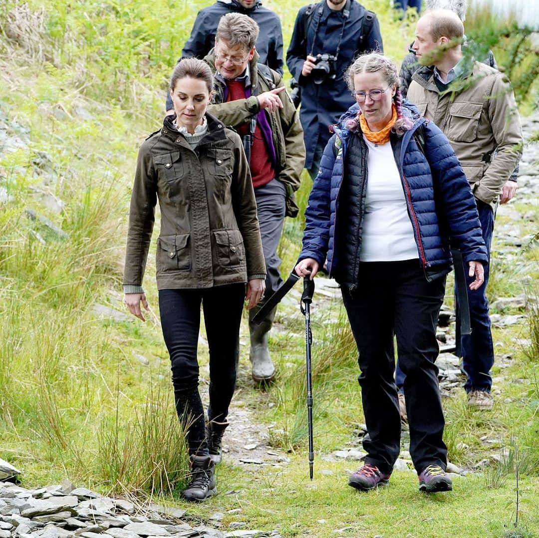 ロイヤル・ファミリーさんのインスタグラム写真 - (ロイヤル・ファミリーInstagram)「The Duke and Duchess of Cambridge celebrated the resilience and spirit of rural and farming communities during a day of engagements in Cumbria yesterday.  Their Royal Highnesses met members of the local rural community involved in farming, mountain rescue and wildlife conservation in the beautiful Lake District.  The Duke and Duchess began their afternoon with a visit to the market town of Keswick where joined a celebration to recognise the contribution of individuals and local organisations in supporting communities and families across Cumbria.  They met volunteers including those from the local mountain rescue service, community first responders, young people trained as mental health first aiders and other organisations that have benefitted from grants from the Cumbria Community Foundation.  The Duke and Duchess visited a traditional fell sheep farm - Deepdale Hall Farm in Patterdale - where they met the Brown family who have been farming in the valley near Lake Ullswater since the 1950s. They joined the family and members of The Farmer Network for a kitchen table discussion before meeting some four-legged members of the team - their flock of Herdwick and Swaledale sheep.  Finally, Their Royal Highnesses joined the Cumbria Wildlife Trust on a nature walk, learning more about conservation measures being undertaken with the Lake District National Park and enjoying some of the most beautiful views in Cumbria. 📸 Press Association」6月12日 17時57分 - theroyalfamily