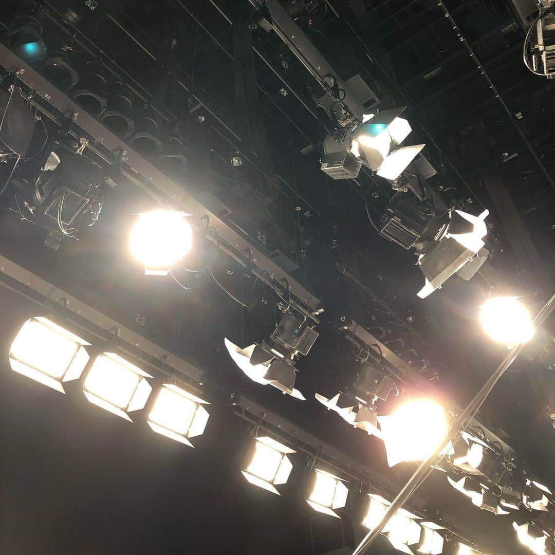 シモネのインスタグラム：「#収録 📺 #テレビ朝日  #やっぱりこの仕事が好き 💕 #照明」