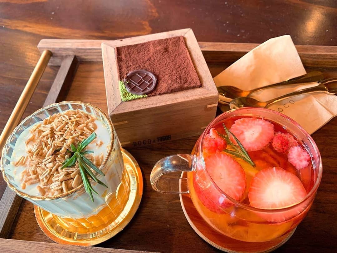 JR九州高速船株式会社のインスタグラム：「. 西面にある「CITY FARM HOUSE CAFE_DOCO」は、お店の庭にある大きな木🌳が華やかで映えると、釜山女子に大人気のカフェです😆💓 . 週末は常に満席の人気ぶりで、訪れる女子はみんながこの木の前でドリンクと一緒に映え写真を撮影しています🌳☕📷✨ . また庭にあるロッジ風の建物や、店内のインテリアもお洒落なのでどこでも映えスポットとなります🙆💮 . メニューも豊富でケーキもドリンクもSNS映え間違いなしです😍💕 . みなさんも、庭の木の下で映え写真を撮ってみてはいかがですか？ . . . #beetle_go #JR九州高速船 #ビートル #船旅 #西面 #西面カフェ #韓国 #釜山 #旅行 #韓国カフェ #釜山カフェ #カフェ #インスタ映え #いんすたばえ #かふぇすたぐらむ #CITYFARMHOUSECAFE #도시농가코페도코 . .」