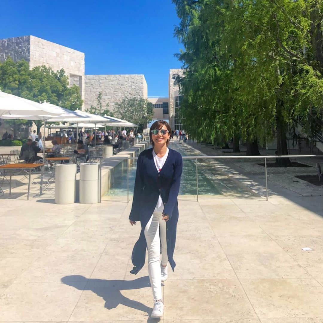 Hiroe Hiranoさんのインスタグラム写真 - (Hiroe HiranoInstagram)「MY定番スポット。 #GETTYCENTER 。LAを一望できる場所で😘 . 偶然この日に来る予定してた @clayd.japan オーナーのかえさんファミリーと合流❗️ . 彼女とは先日、表参道で「 #SDGs 」をテーマに トークイベントしたり。プライベートでも仲良くしてる仲間✨ カリフォルニアやネイティブ・アメリカンのご縁やら🇺🇸 定期的にキャッチアップし、色々シンクロする人なのだ🌎 . 都会で仕事に没頭している時に、 何度#CLAYD に助けられたことか。 . まさに、#アーシング 、#デトックス をしたい方には オススメアイテム。私のライフスタイルには欠かせません。 . 私と同じくらい愛しているのが温泉好きの父親♨️ 今年の父の日プレゼントもクレイドはマスト🎁❤️ . . またゲッティはMy bookにも掲載した場所で。 想いある大切な場所で会えたのも嬉しい😊 . ここでアート鑑賞するときもあれば、ピクニックしたり、芝生で昼寝したり、PC持ち込んでテラスで１日いて仕事したり💻。 ここは爽やかな気が流れてる🌱 . かえさんの妹さんや可愛い姪っ子さんとの 貴重な時間ご一緒できて嬉しかった✨ . またカリフォルニアで❗️💚 #hiroecali #california #cali #lifestyle #wellness #wellbeing #カリフォルニア #カリライフ #平野宏枝  #getty #ゲッティミュージアム  #art #アート #美術館」6月12日 17時59分 - hiroe_hirano