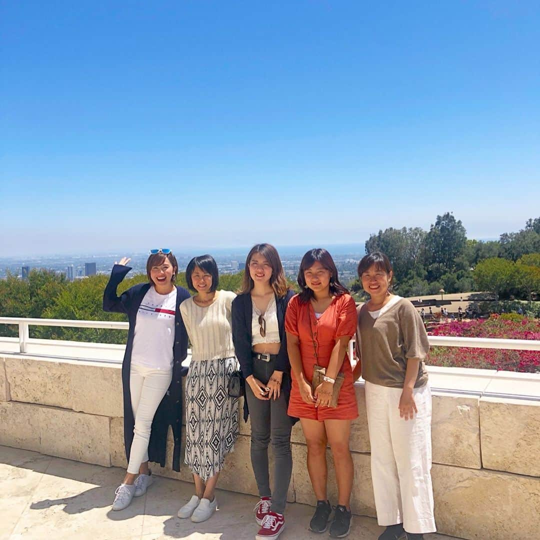 Hiroe Hiranoさんのインスタグラム写真 - (Hiroe HiranoInstagram)「MY定番スポット。 #GETTYCENTER 。LAを一望できる場所で😘 . 偶然この日に来る予定してた @clayd.japan オーナーのかえさんファミリーと合流❗️ . 彼女とは先日、表参道で「 #SDGs 」をテーマに トークイベントしたり。プライベートでも仲良くしてる仲間✨ カリフォルニアやネイティブ・アメリカンのご縁やら🇺🇸 定期的にキャッチアップし、色々シンクロする人なのだ🌎 . 都会で仕事に没頭している時に、 何度#CLAYD に助けられたことか。 . まさに、#アーシング 、#デトックス をしたい方には オススメアイテム。私のライフスタイルには欠かせません。 . 私と同じくらい愛しているのが温泉好きの父親♨️ 今年の父の日プレゼントもクレイドはマスト🎁❤️ . . またゲッティはMy bookにも掲載した場所で。 想いある大切な場所で会えたのも嬉しい😊 . ここでアート鑑賞するときもあれば、ピクニックしたり、芝生で昼寝したり、PC持ち込んでテラスで１日いて仕事したり💻。 ここは爽やかな気が流れてる🌱 . かえさんの妹さんや可愛い姪っ子さんとの 貴重な時間ご一緒できて嬉しかった✨ . またカリフォルニアで❗️💚 #hiroecali #california #cali #lifestyle #wellness #wellbeing #カリフォルニア #カリライフ #平野宏枝  #getty #ゲッティミュージアム  #art #アート #美術館」6月12日 17時59分 - hiroe_hirano