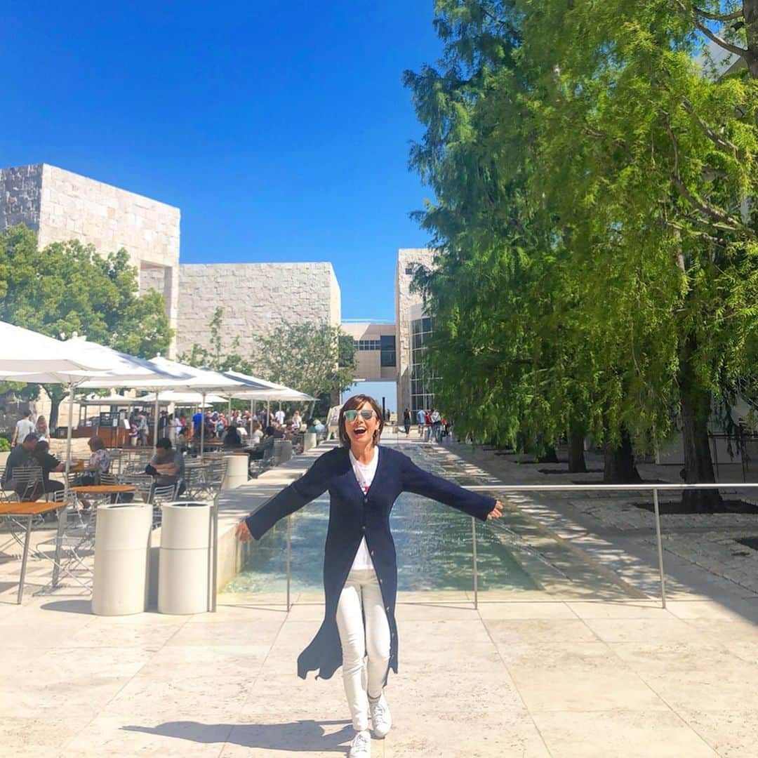 Hiroe Hiranoさんのインスタグラム写真 - (Hiroe HiranoInstagram)「MY定番スポット。 #GETTYCENTER 。LAを一望できる場所で😘 . 偶然この日に来る予定してた @clayd.japan オーナーのかえさんファミリーと合流❗️ . 彼女とは先日、表参道で「 #SDGs 」をテーマに トークイベントしたり。プライベートでも仲良くしてる仲間✨ カリフォルニアやネイティブ・アメリカンのご縁やら🇺🇸 定期的にキャッチアップし、色々シンクロする人なのだ🌎 . 都会で仕事に没頭している時に、 何度#CLAYD に助けられたことか。 . まさに、#アーシング 、#デトックス をしたい方には オススメアイテム。私のライフスタイルには欠かせません。 . 私と同じくらい愛しているのが温泉好きの父親♨️ 今年の父の日プレゼントもクレイドはマスト🎁❤️ . . またゲッティはMy bookにも掲載した場所で。 想いある大切な場所で会えたのも嬉しい😊 . ここでアート鑑賞するときもあれば、ピクニックしたり、芝生で昼寝したり、PC持ち込んでテラスで１日いて仕事したり💻。 ここは爽やかな気が流れてる🌱 . かえさんの妹さんや可愛い姪っ子さんとの 貴重な時間ご一緒できて嬉しかった✨ . またカリフォルニアで❗️💚 #hiroecali #california #cali #lifestyle #wellness #wellbeing #カリフォルニア #カリライフ #平野宏枝  #getty #ゲッティミュージアム  #art #アート #美術館」6月12日 17時59分 - hiroe_hirano