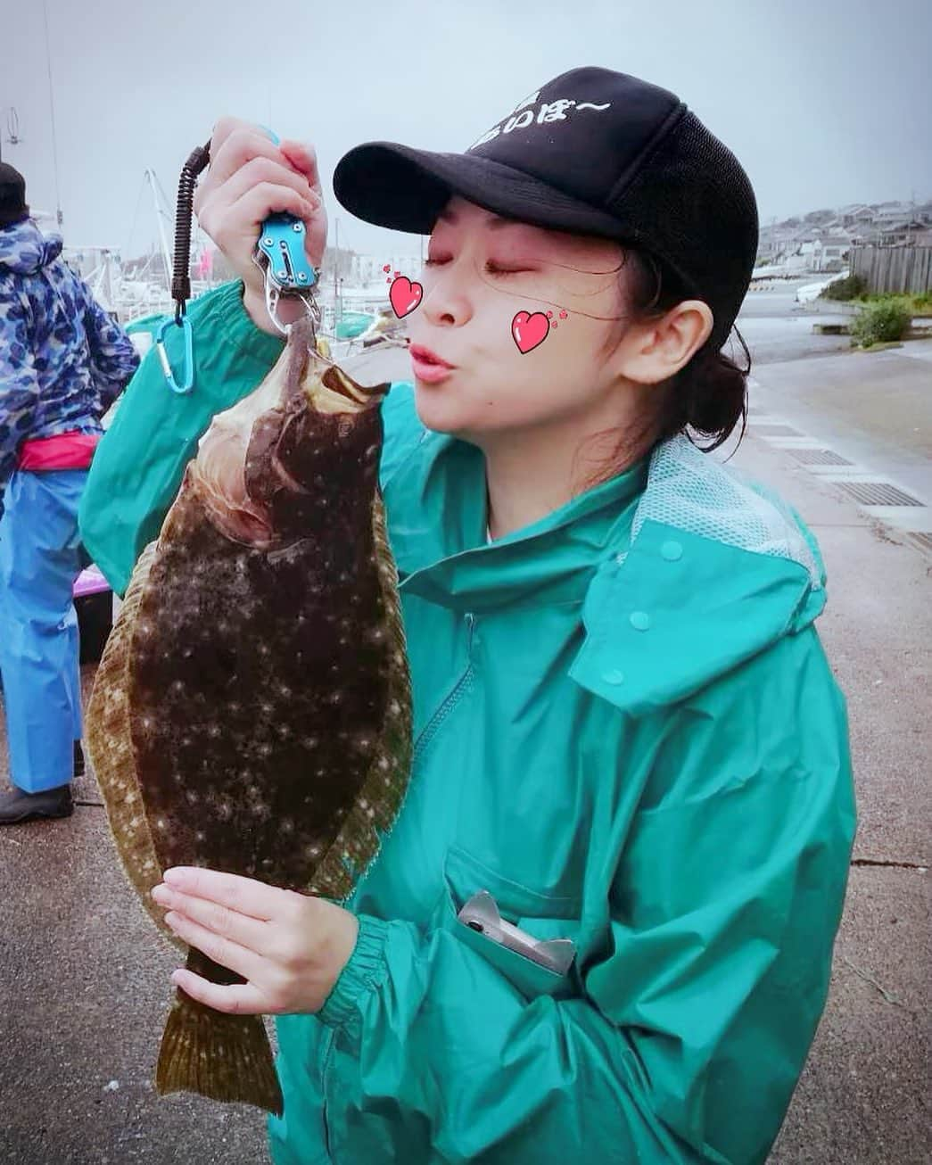 藤原絵里さんのインスタグラム写真 - (藤原絵里Instagram)「・ 初釣り🎣 なんと、大きなヒラメが釣れました！ ・ 配信、お楽しみに〜♪ ・ #あの町ふらり旅 #ヒラメ釣り #銚子 #戸川 #ツリジョ #釣りガール #釣りガールデビュー」6月12日 17時59分 - erifujiwara0523