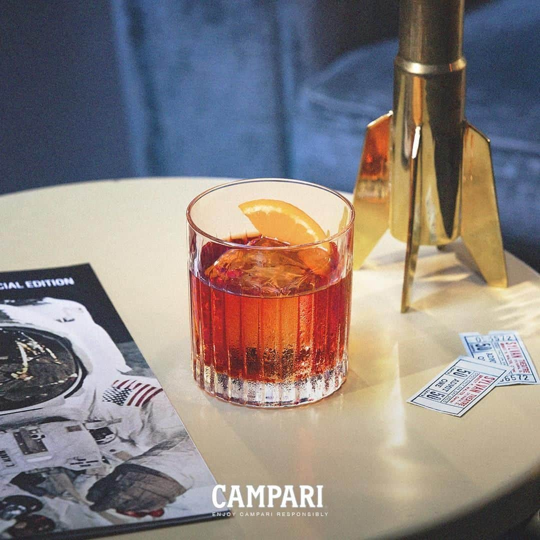 Campari Japanさんのインスタグラム写真 - (Campari JapanInstagram)「文化革命時代を乗り越え、様々な変化を迎えながら、ネグローニのオリジナルレシピは確固たるカクテルとして100年間輝きを放ち続けています。カンパリレッドの輝きをネグローニウィークでお楽しみください。⠀ ⠀ #CAMPARI #アペリティーボ #カンパリレッド #Negroni #ネグローニ #イタリア #カクテル #cocktail #mixology #ミクソロジー #ミラノ #drinks #食前酒 #カンパリ  #N100 #negroniweek #ネグローニウィーク #100周年 #お酒 #お酒好き #N100recipes  #バーテンダー #bar」6月12日 18時00分 - camparijapan